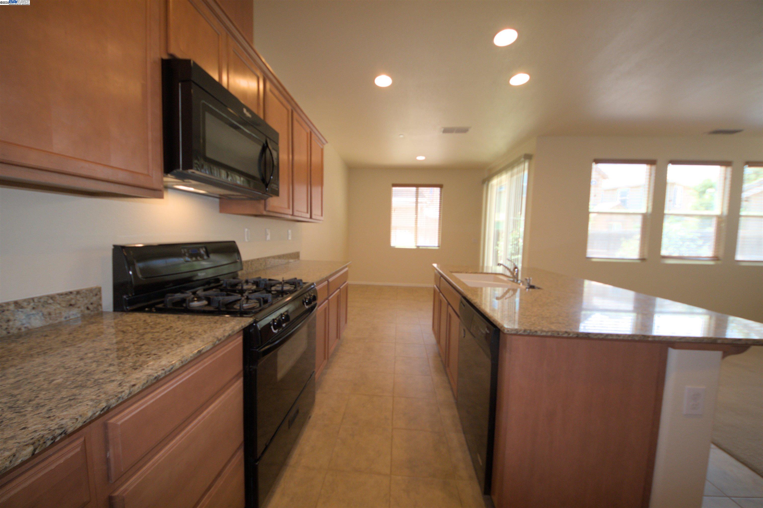 Detail Gallery Image 15 of 39 For 549 Chaparral Loop, Vacaville,  CA 95688 - 3 Beds | 2/1 Baths