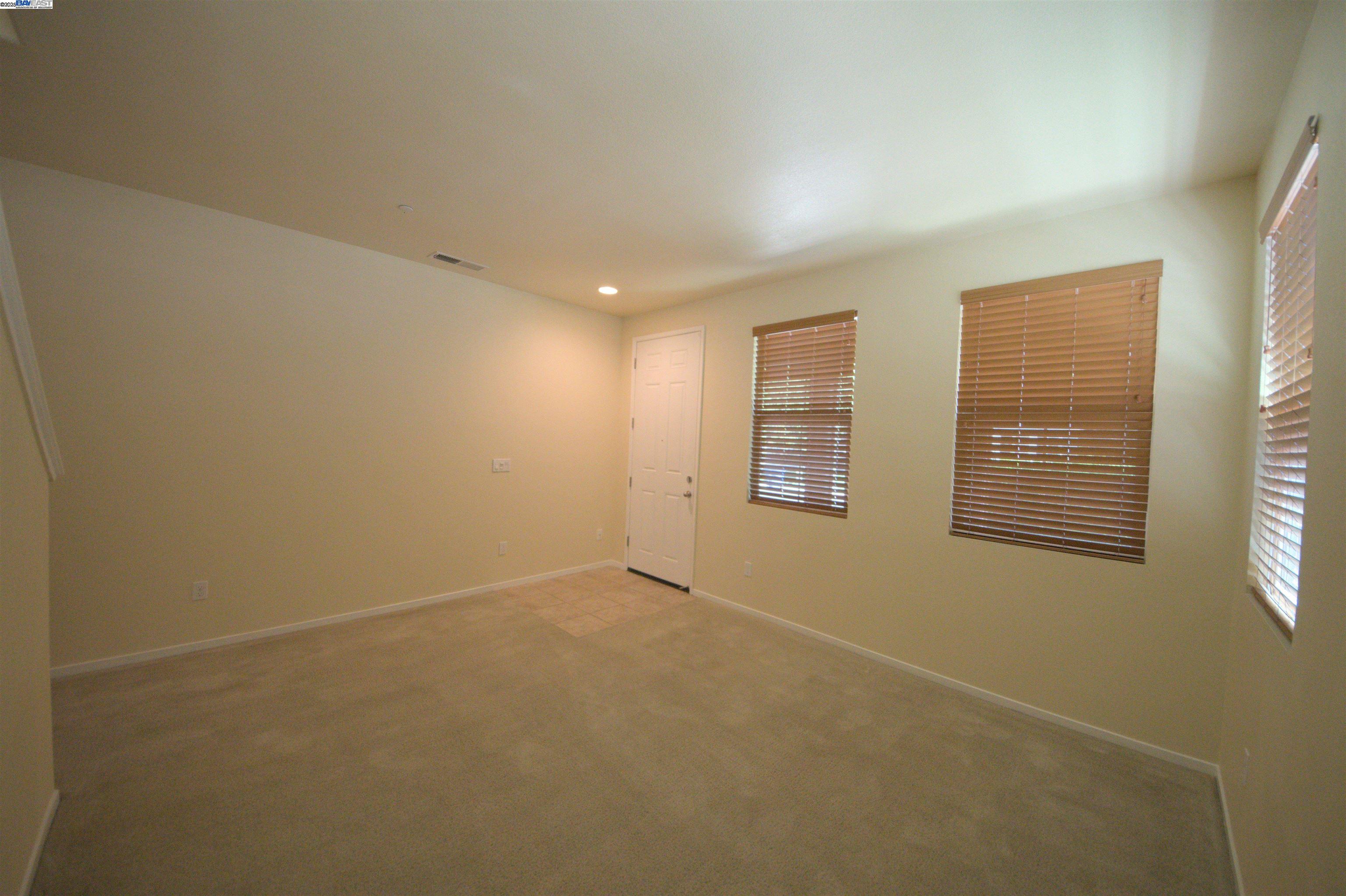 Detail Gallery Image 4 of 39 For 549 Chaparral Loop, Vacaville,  CA 95688 - 3 Beds | 2/1 Baths