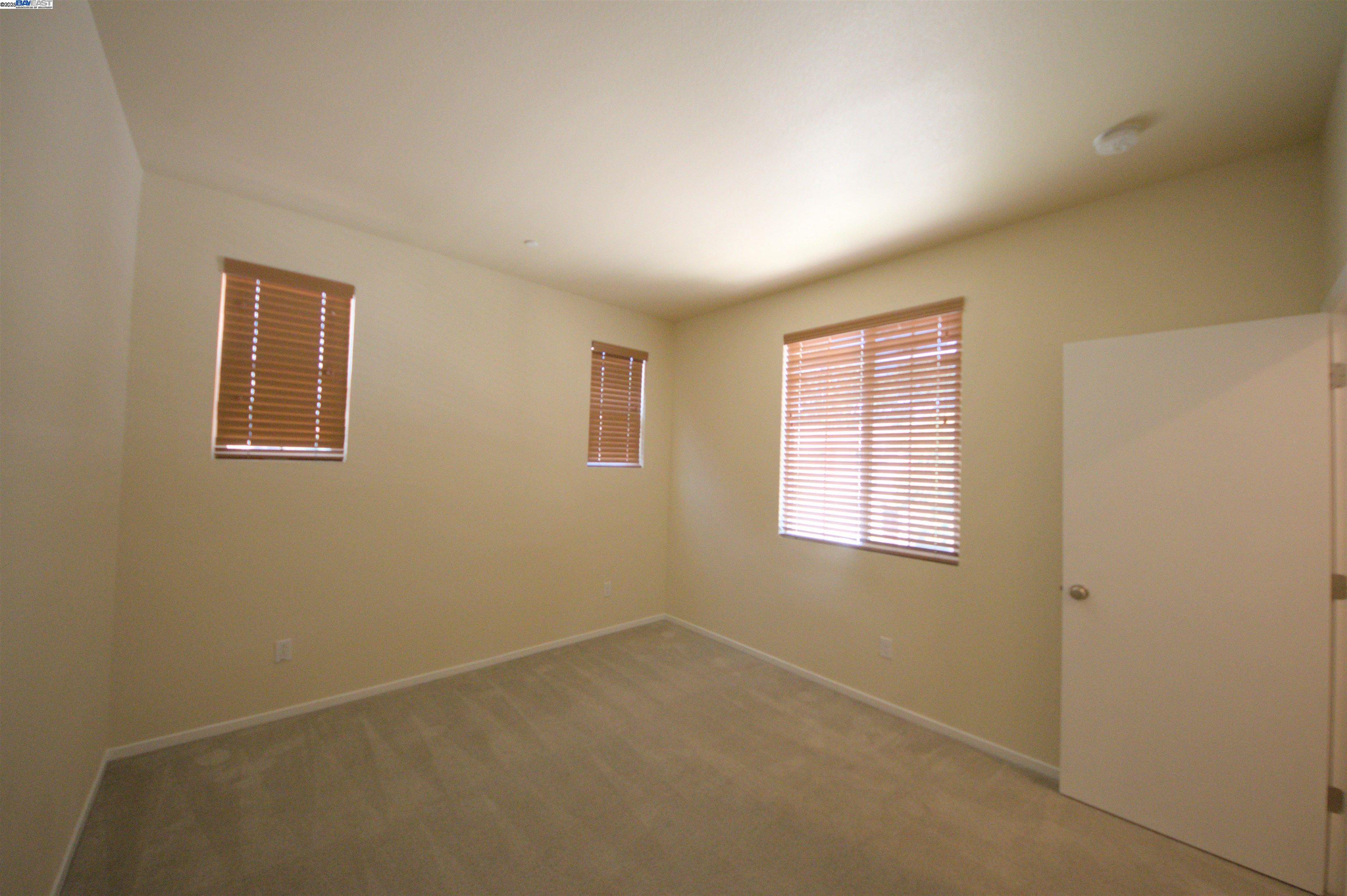 Detail Gallery Image 34 of 39 For 549 Chaparral Loop, Vacaville,  CA 95688 - 3 Beds | 2/1 Baths