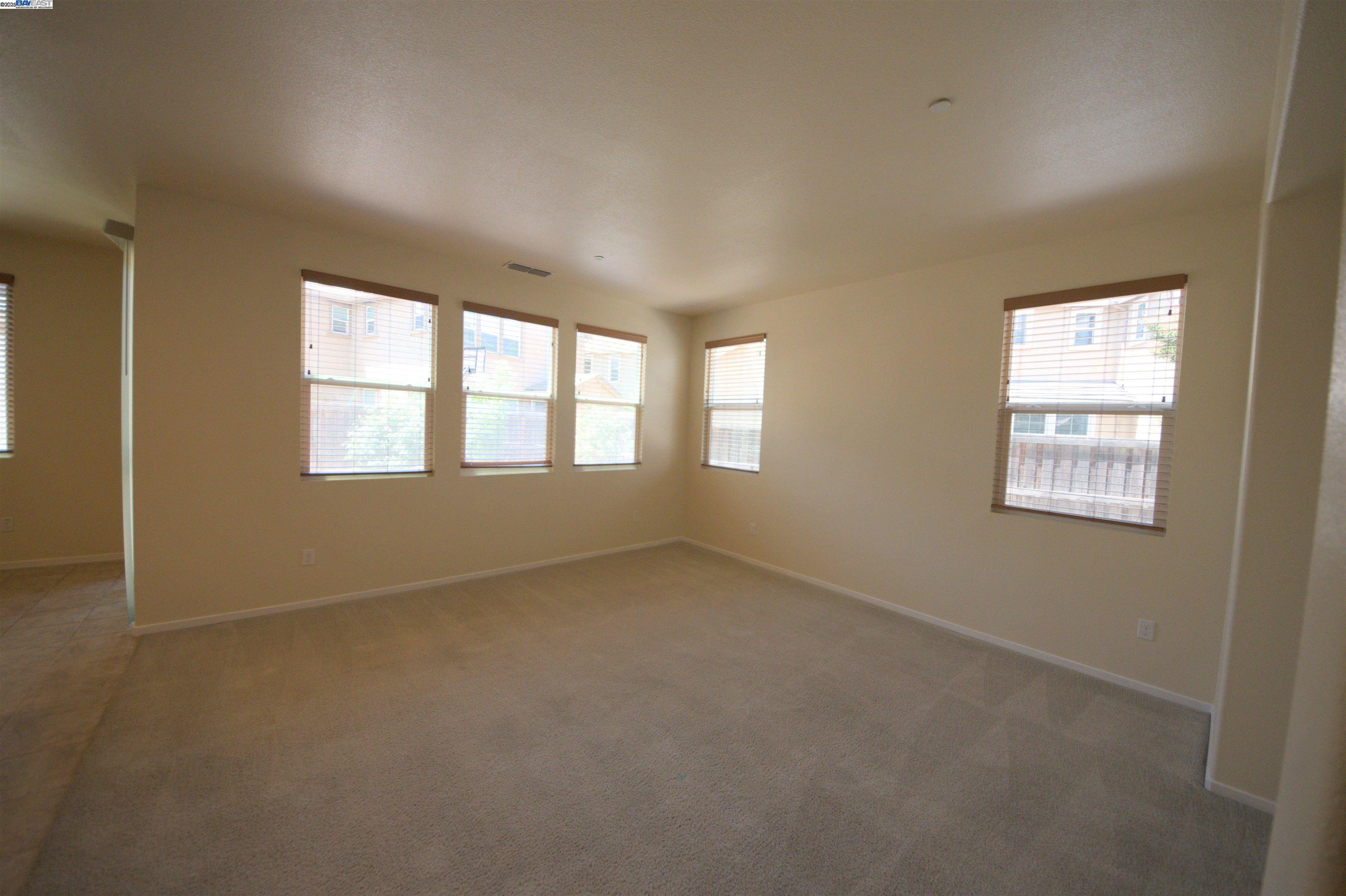 Detail Gallery Image 10 of 39 For 549 Chaparral Loop, Vacaville,  CA 95688 - 3 Beds | 2/1 Baths