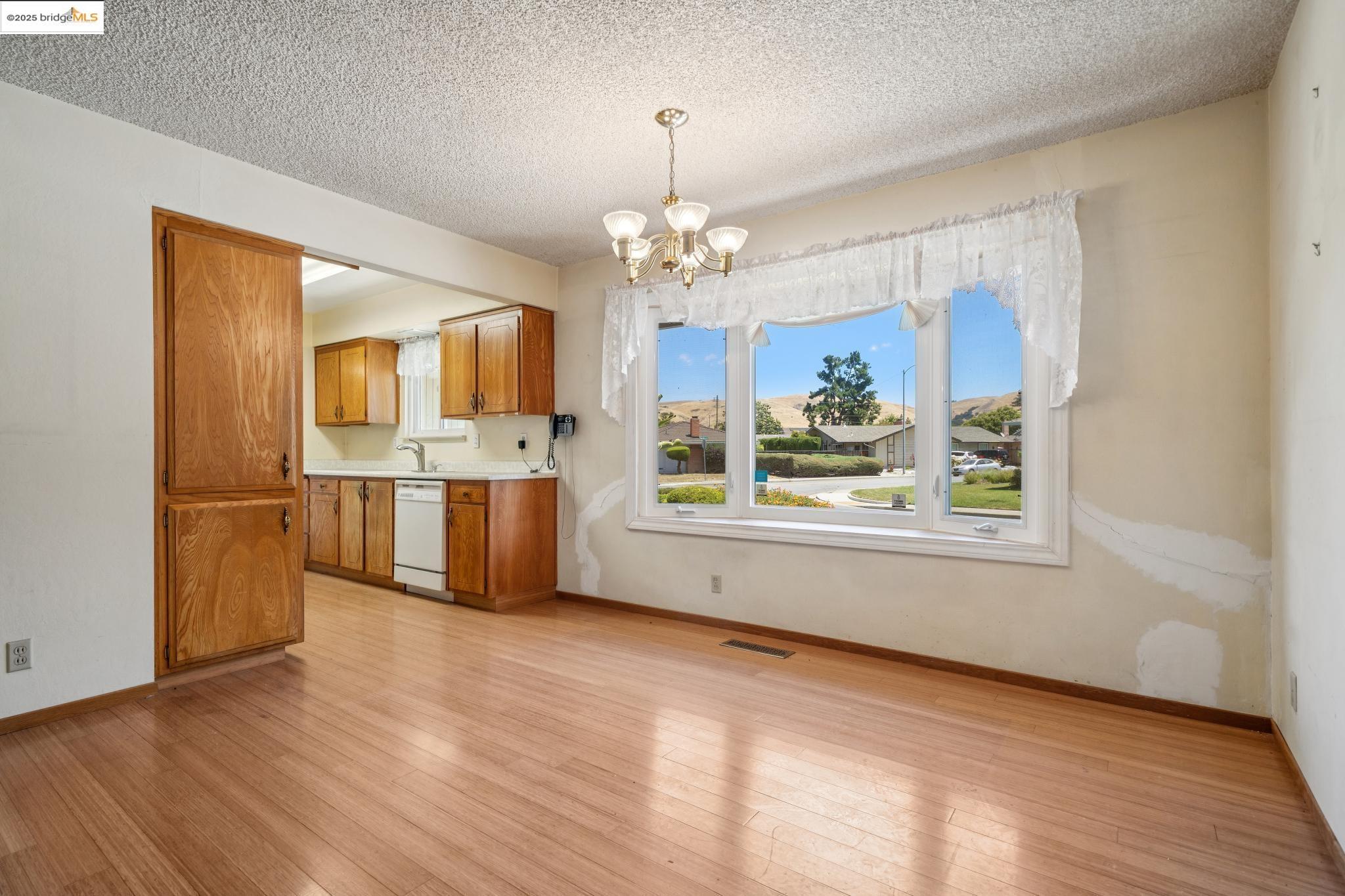 Detail Gallery Image 10 of 34 For 1401 Lemos Ln, Fremont,  CA 94539 - 3 Beds | 2 Baths