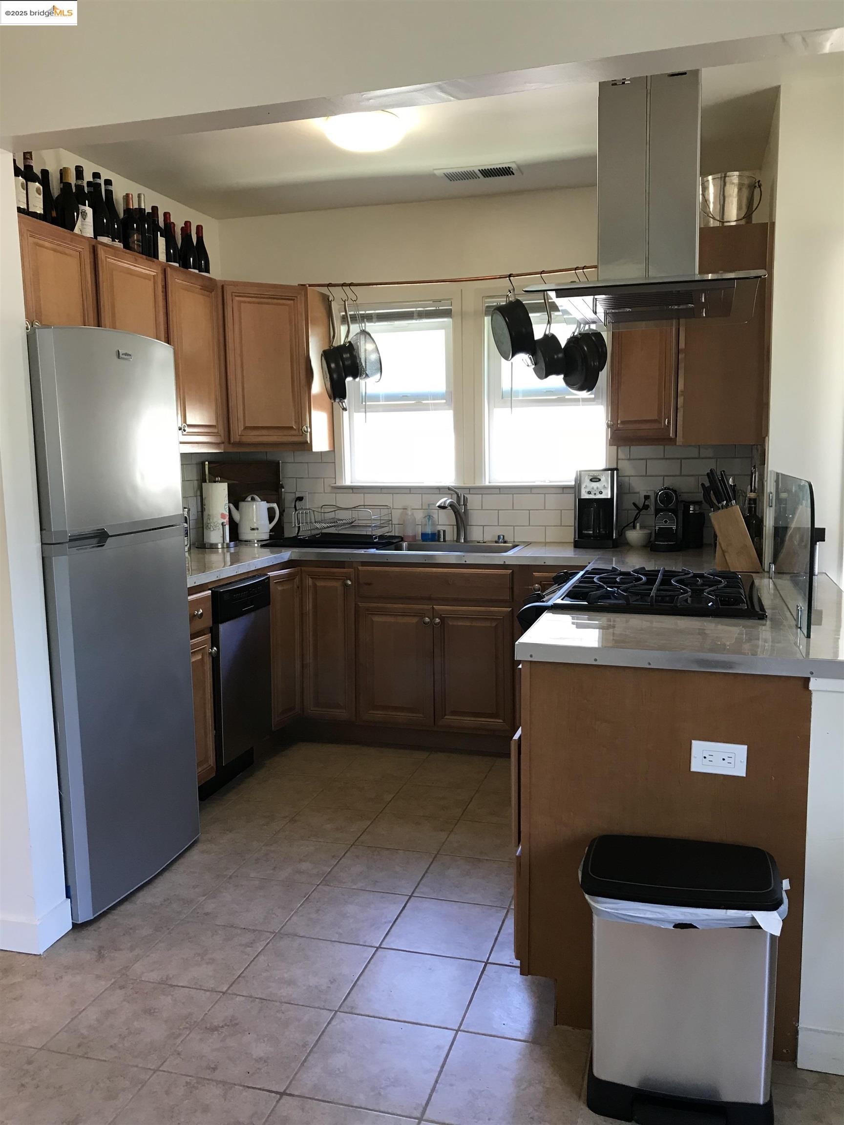 2408 8Th St, Berkeley, California 94710, 1 Bedroom Bedrooms, 3 Rooms Rooms,1 BathroomBathrooms,Residential Lease,For Rent,2408 8Th St,41103443