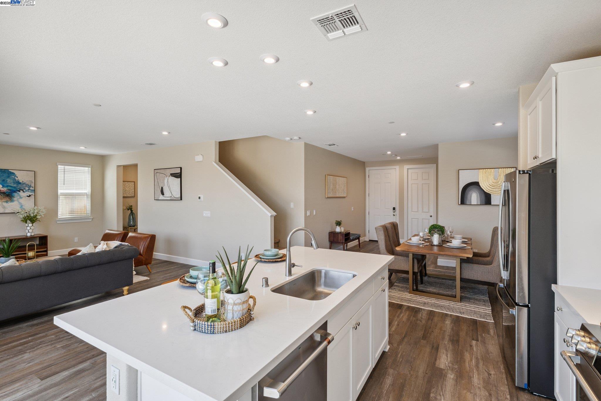Detail Gallery Image 13 of 44 For 15492 Warbler Pl, Lathrop,  CA 95330 - 4 Beds | 3 Baths