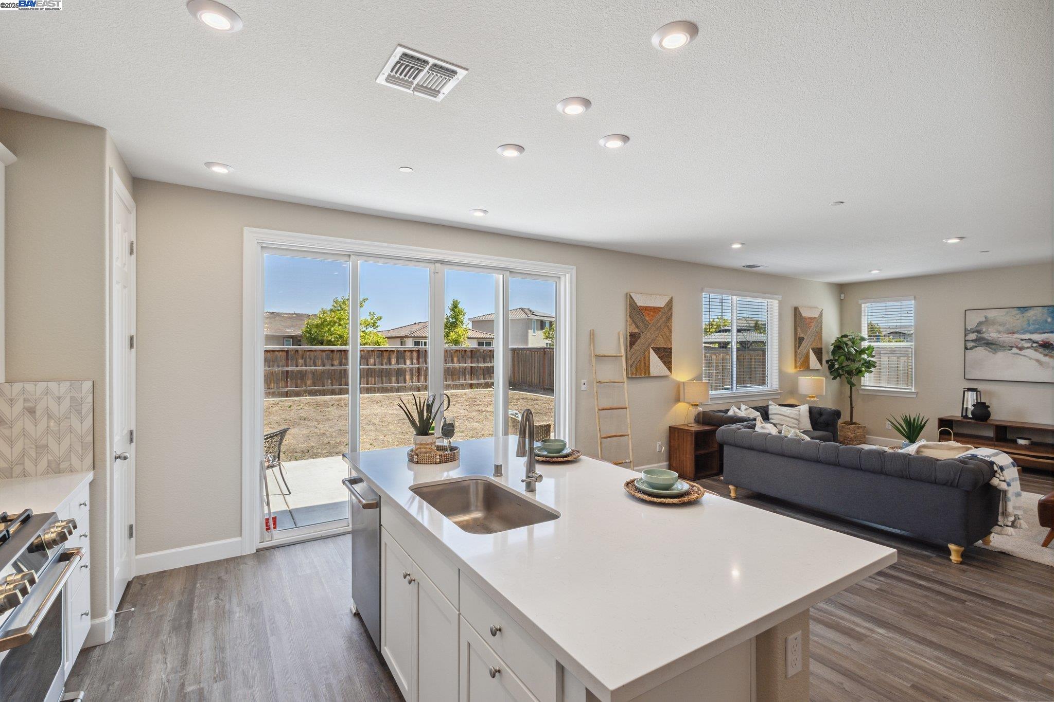 Detail Gallery Image 14 of 44 For 15492 Warbler Pl, Lathrop,  CA 95330 - 4 Beds | 3 Baths