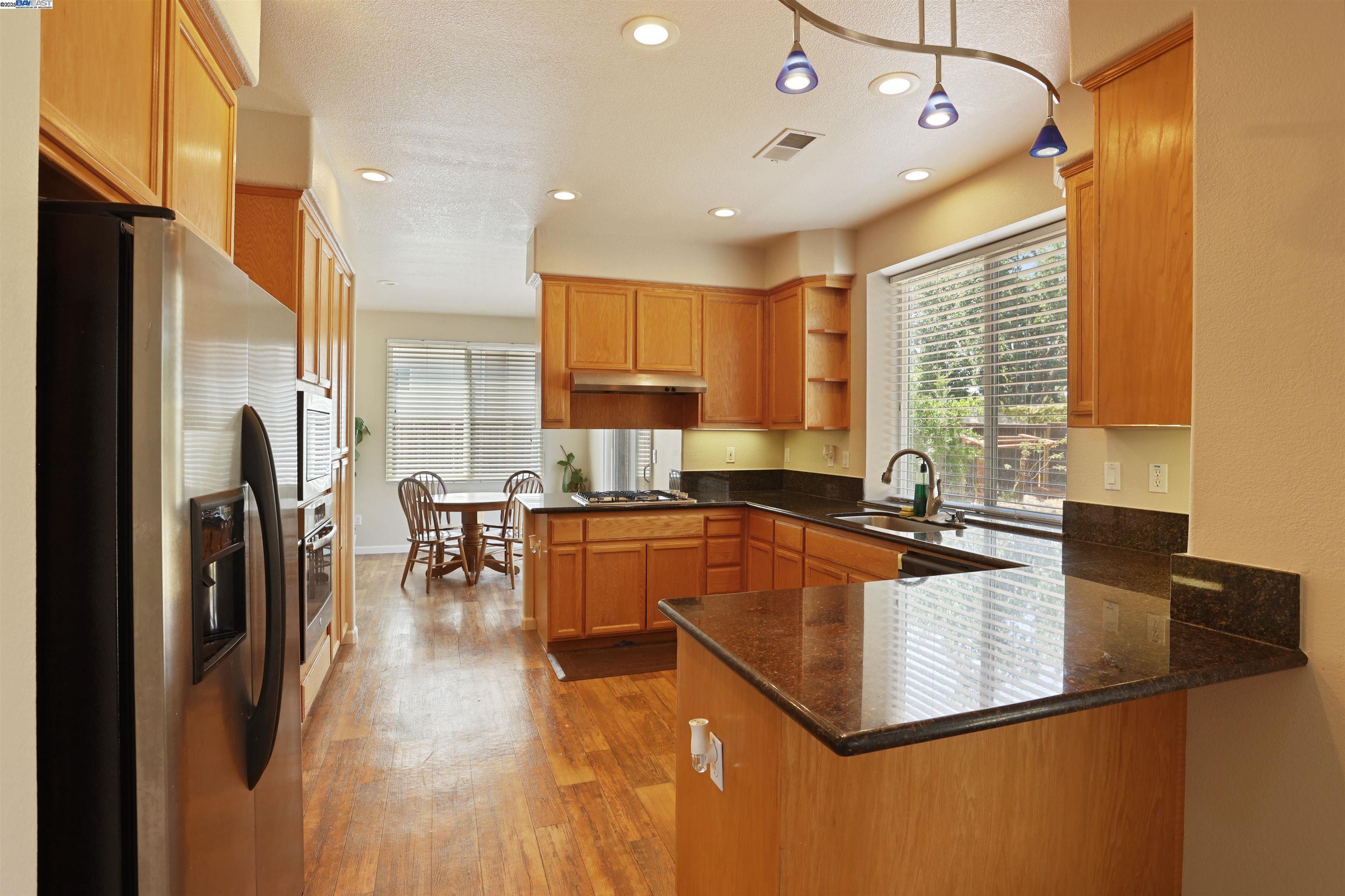 Detail Gallery Image 10 of 43 For 1841 Oregano Way, Tracy,  CA 95376-6727 - 5 Beds | 3 Baths