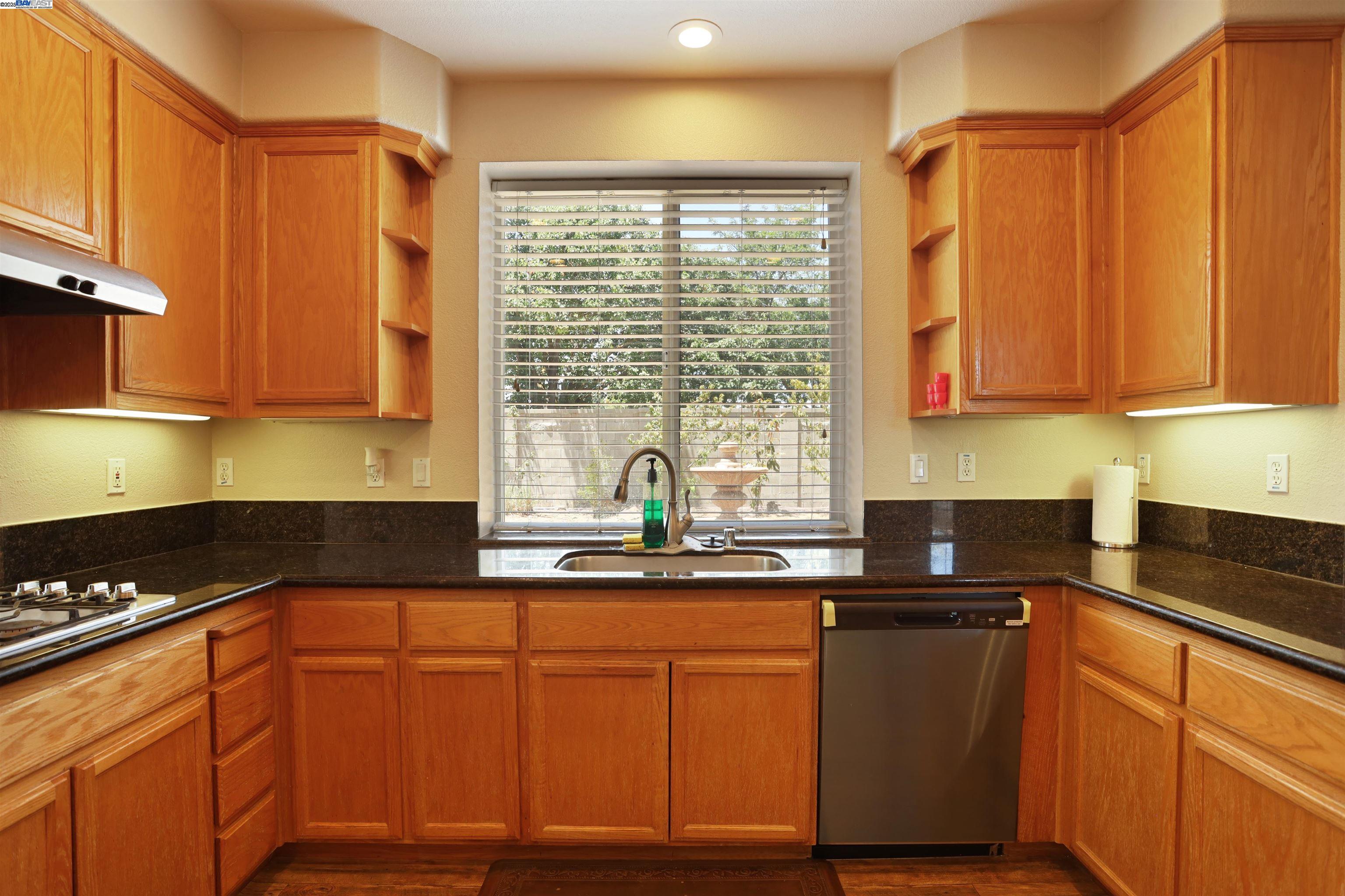Detail Gallery Image 11 of 43 For 1841 Oregano Way, Tracy,  CA 95376-6727 - 5 Beds | 3 Baths