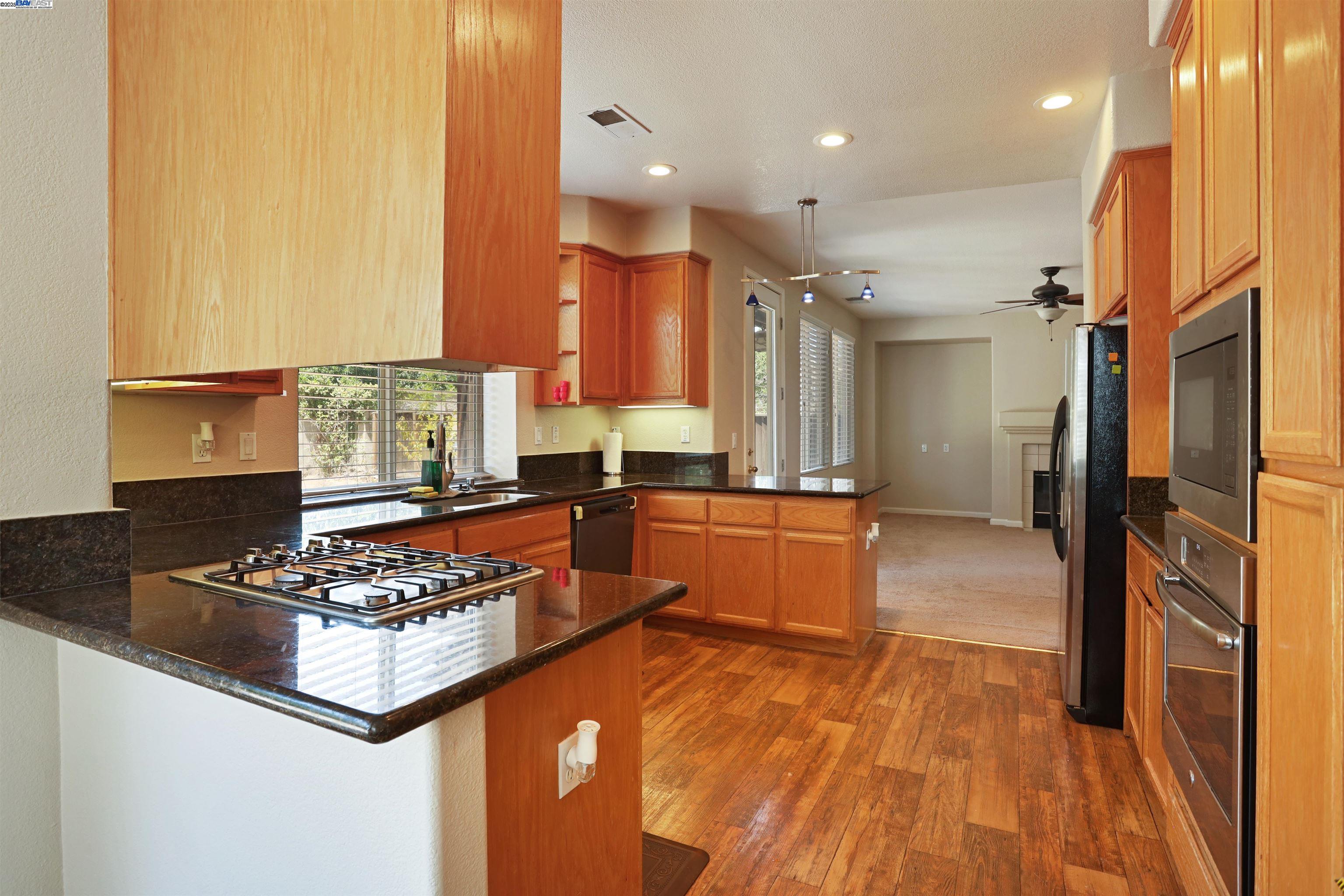 Detail Gallery Image 12 of 43 For 1841 Oregano Way, Tracy,  CA 95376-6727 - 5 Beds | 3 Baths