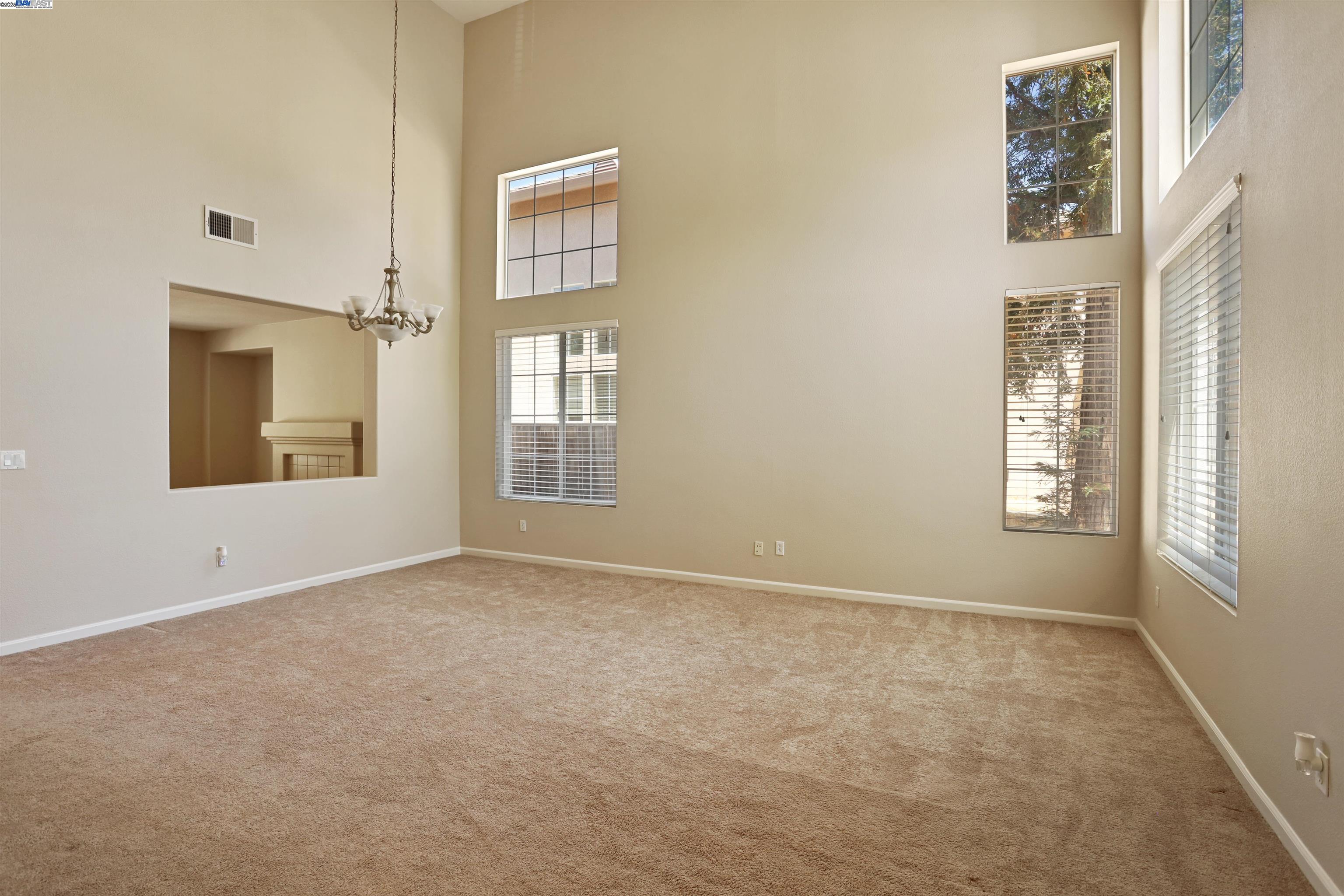 Detail Gallery Image 4 of 43 For 1841 Oregano Way, Tracy,  CA 95376-6727 - 5 Beds | 3 Baths