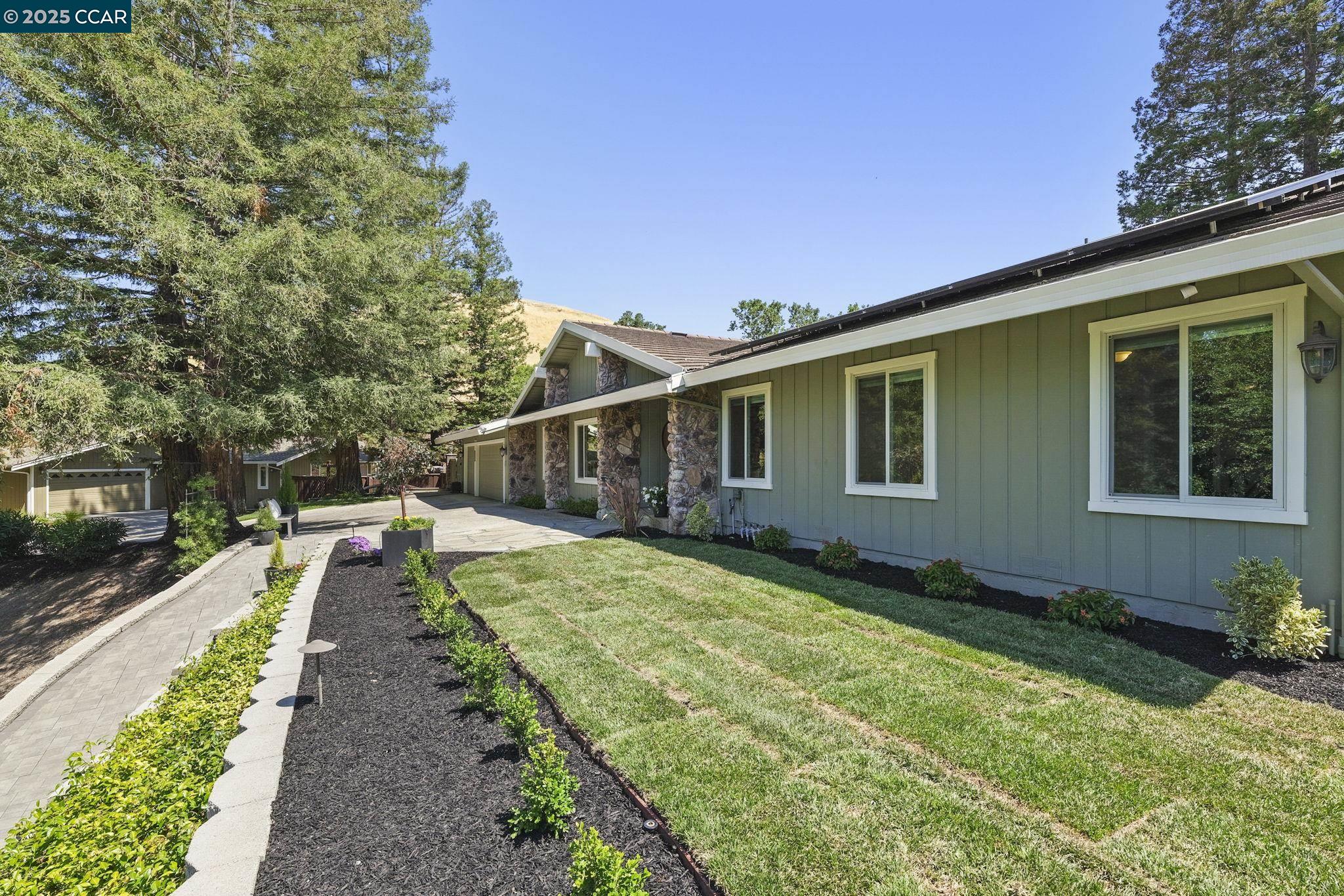 Detail Gallery Image 2 of 49 For 1883 Piedras Cir, Alamo,  CA 94507 - 4 Beds | 3 Baths