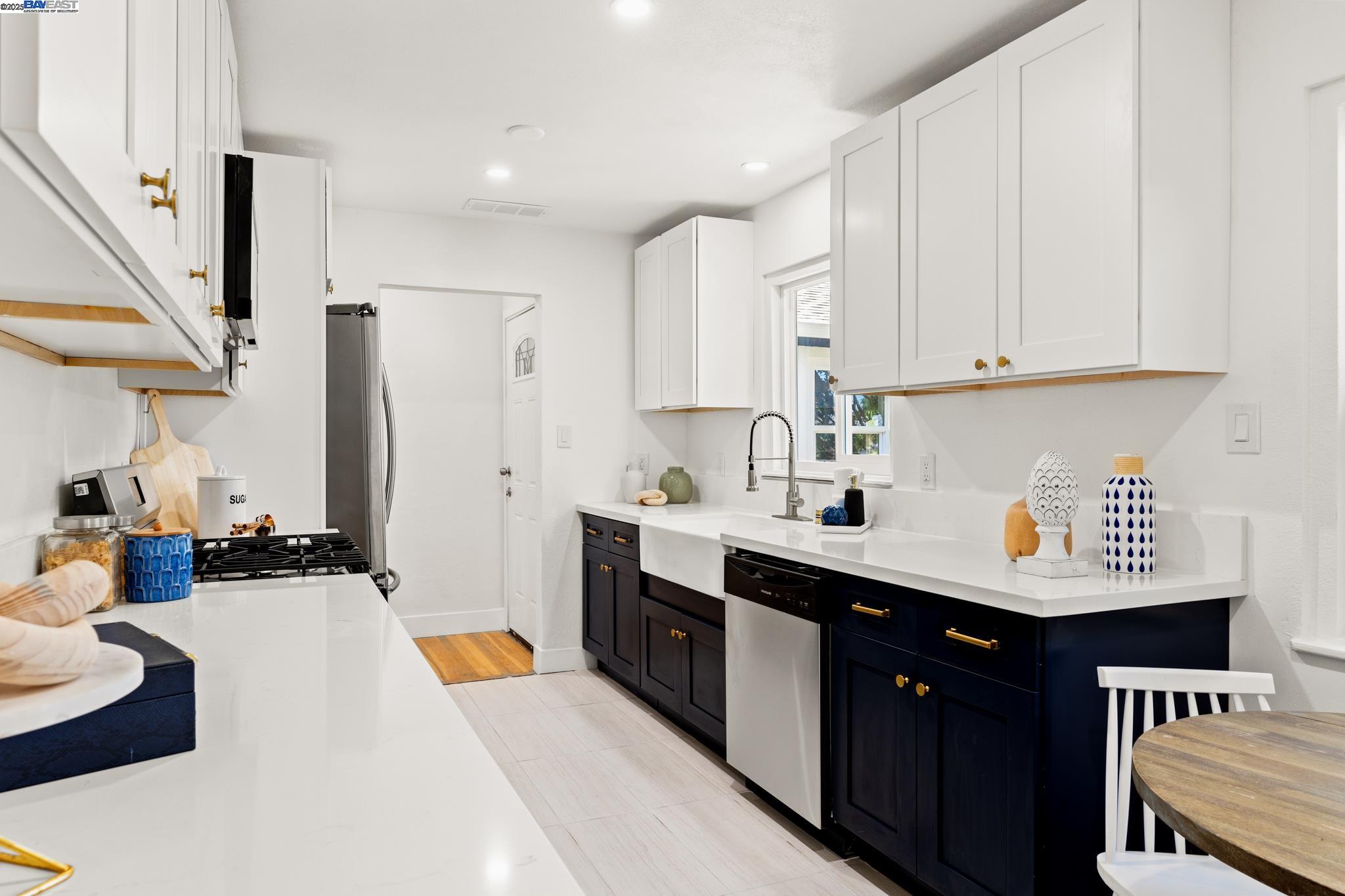 Detail Gallery Image 11 of 35 For 2726 De Ovan Ave, Stockton,  CA 95204 - 3 Beds | 2 Baths