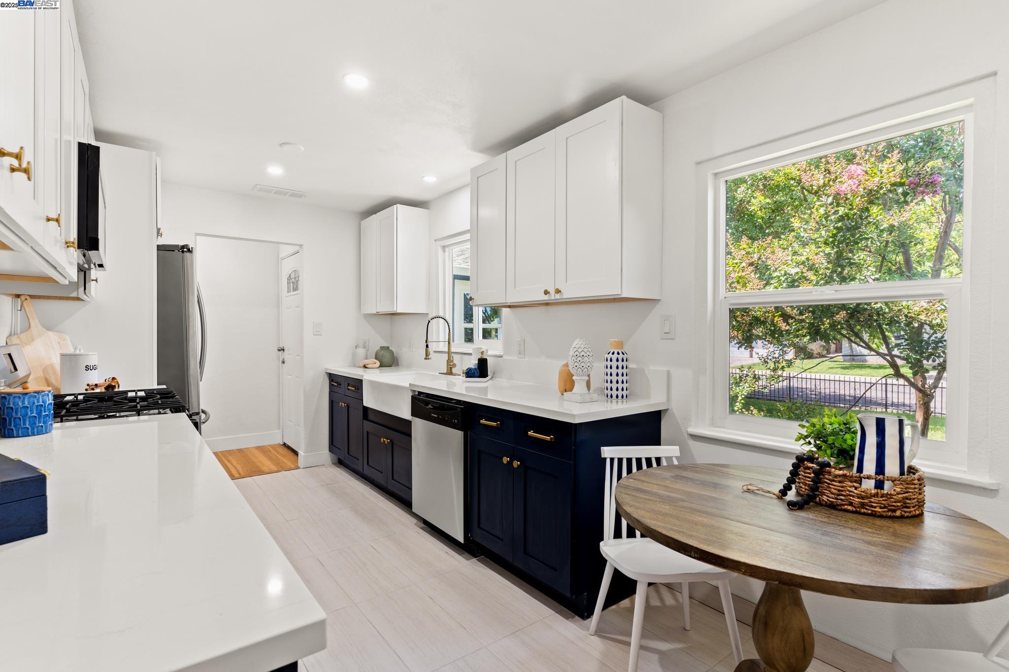 Detail Gallery Image 12 of 35 For 2726 De Ovan Ave, Stockton,  CA 95204 - 3 Beds | 2 Baths