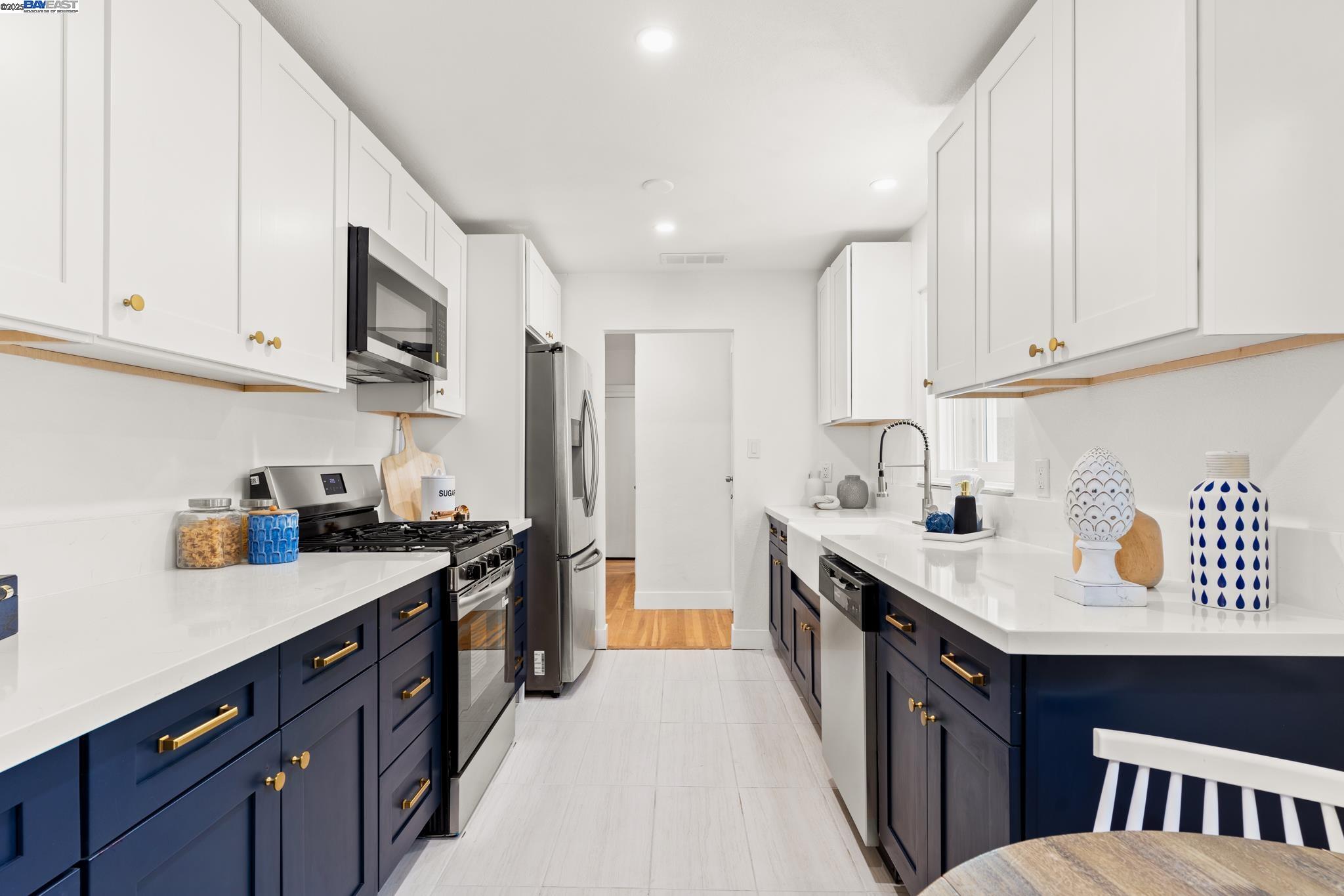 Detail Gallery Image 3 of 35 For 2726 De Ovan Ave, Stockton,  CA 95204 - 3 Beds | 2 Baths