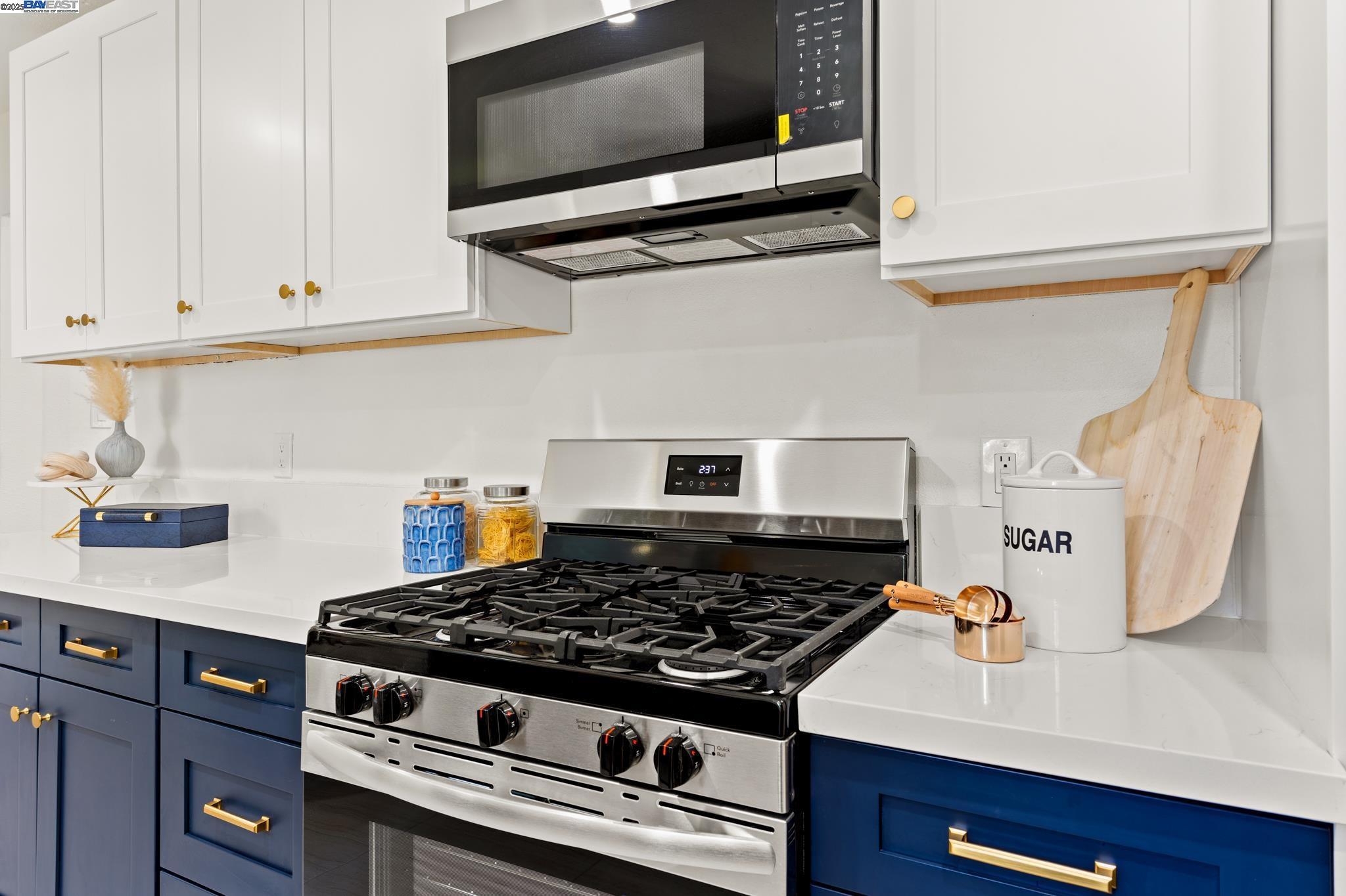 Detail Gallery Image 7 of 35 For 2726 De Ovan Ave, Stockton,  CA 95204 - 3 Beds | 2 Baths