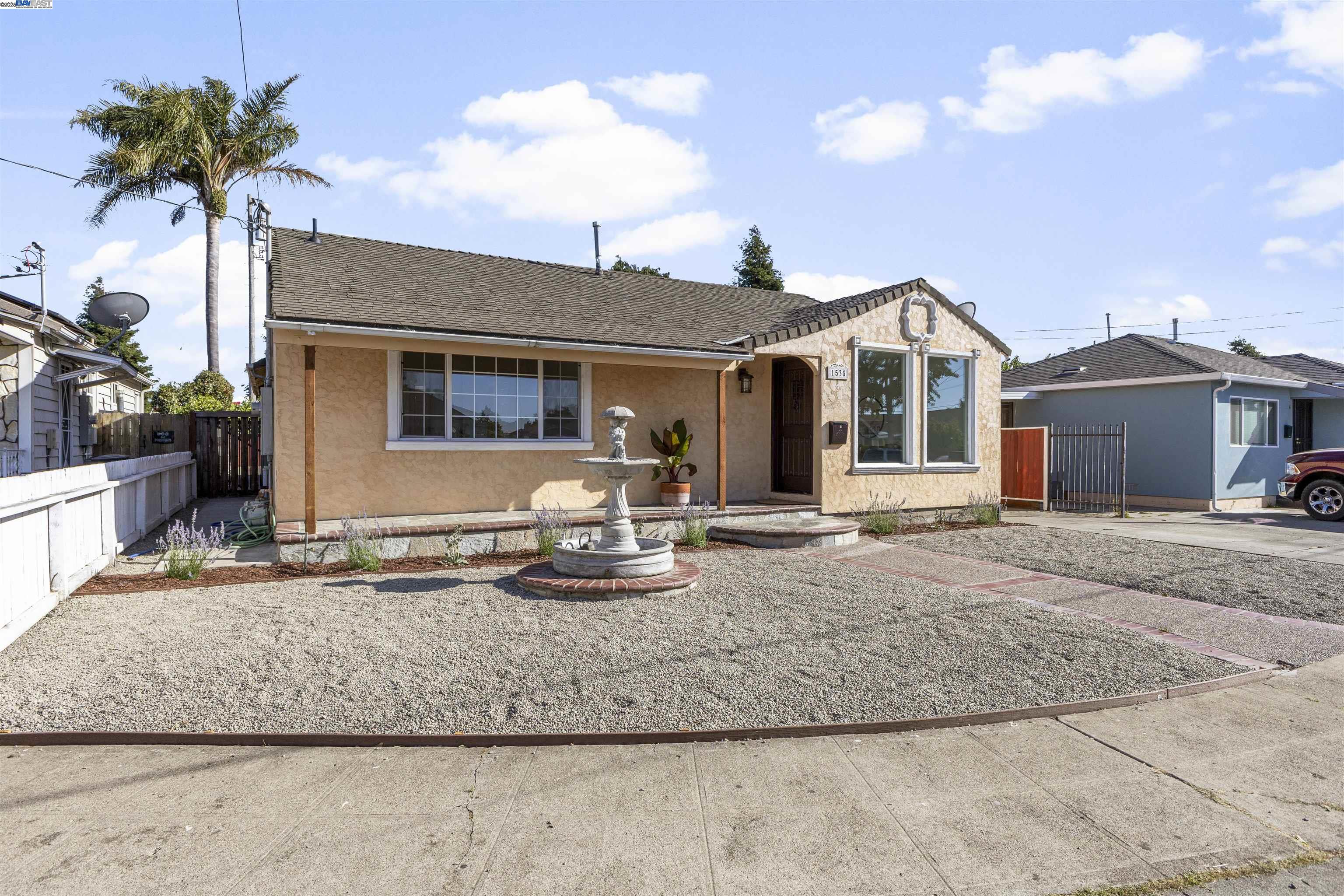 Detail Gallery Image 2 of 38 For 1535 Valley St, San Leandro,  CA 94577 - 3 Beds | 2 Baths