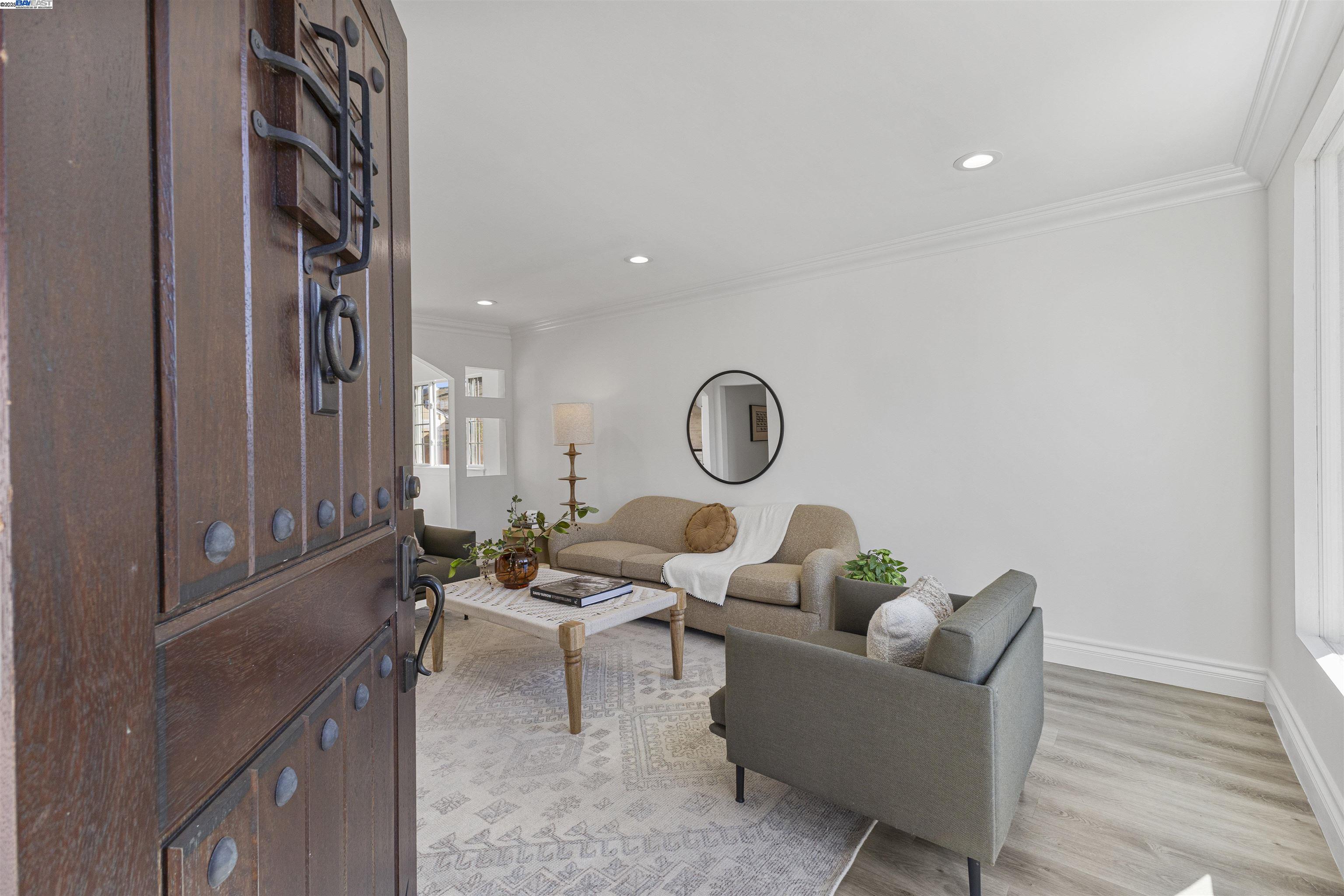 Detail Gallery Image 3 of 38 For 1535 Valley St, San Leandro,  CA 94577 - 3 Beds | 2 Baths