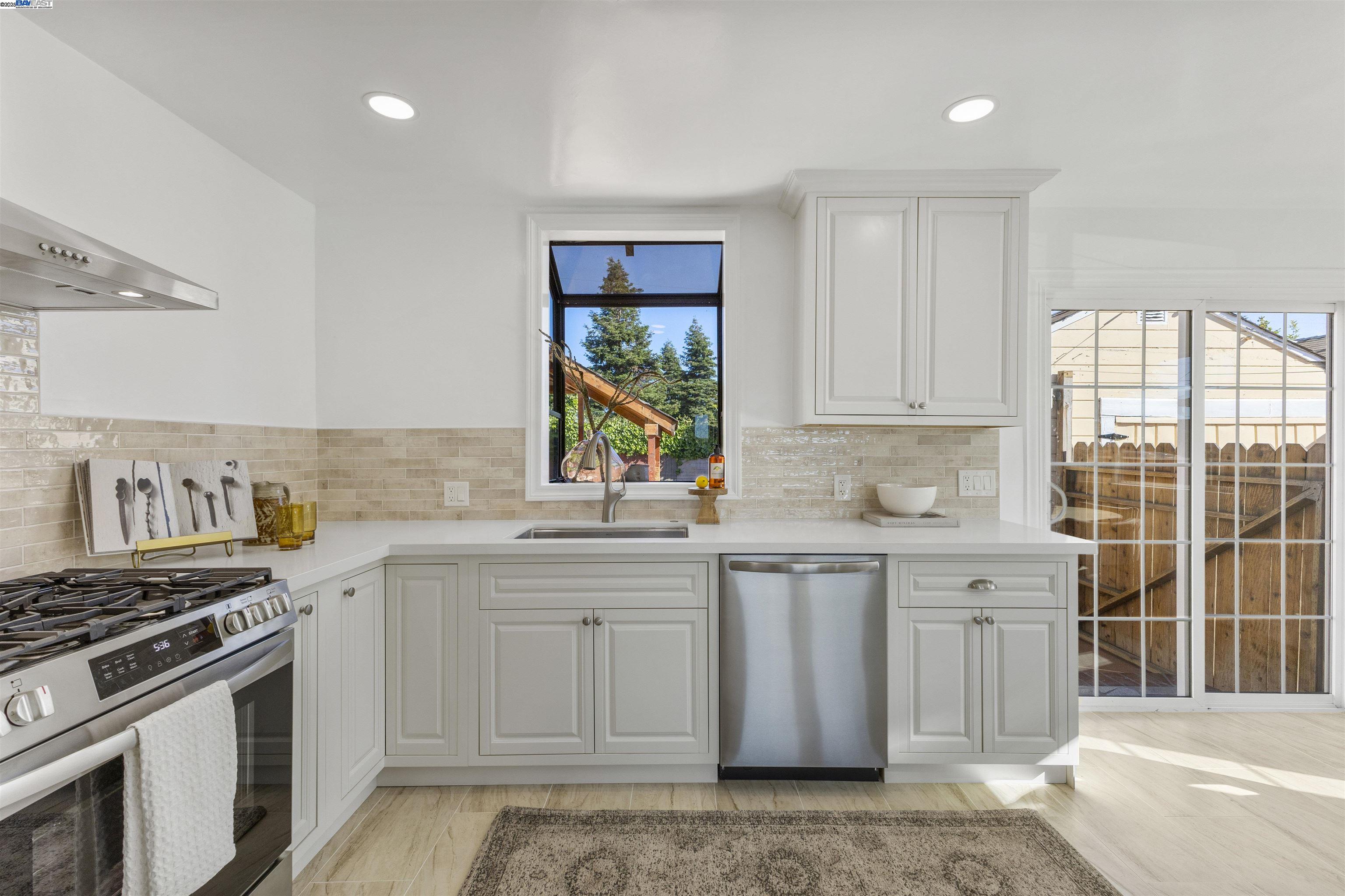 Detail Gallery Image 8 of 38 For 1535 Valley St, San Leandro,  CA 94577 - 3 Beds | 2 Baths