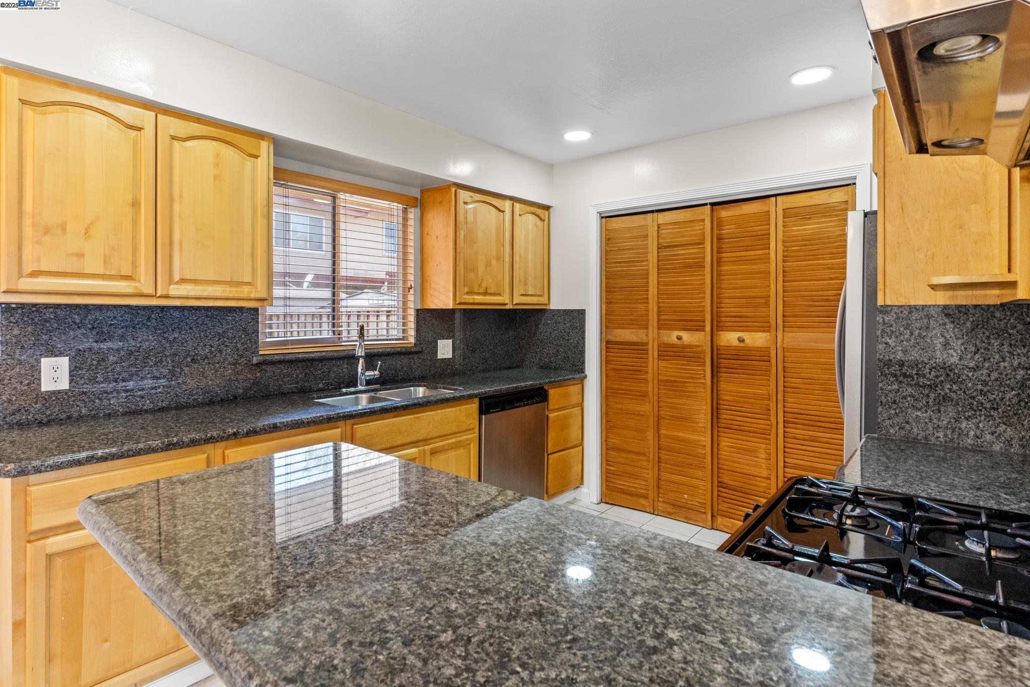 Detail Gallery Image 10 of 25 For 1573 Marina Ct a,  San Mateo,  CA 94403 - 3 Beds | 1 Baths