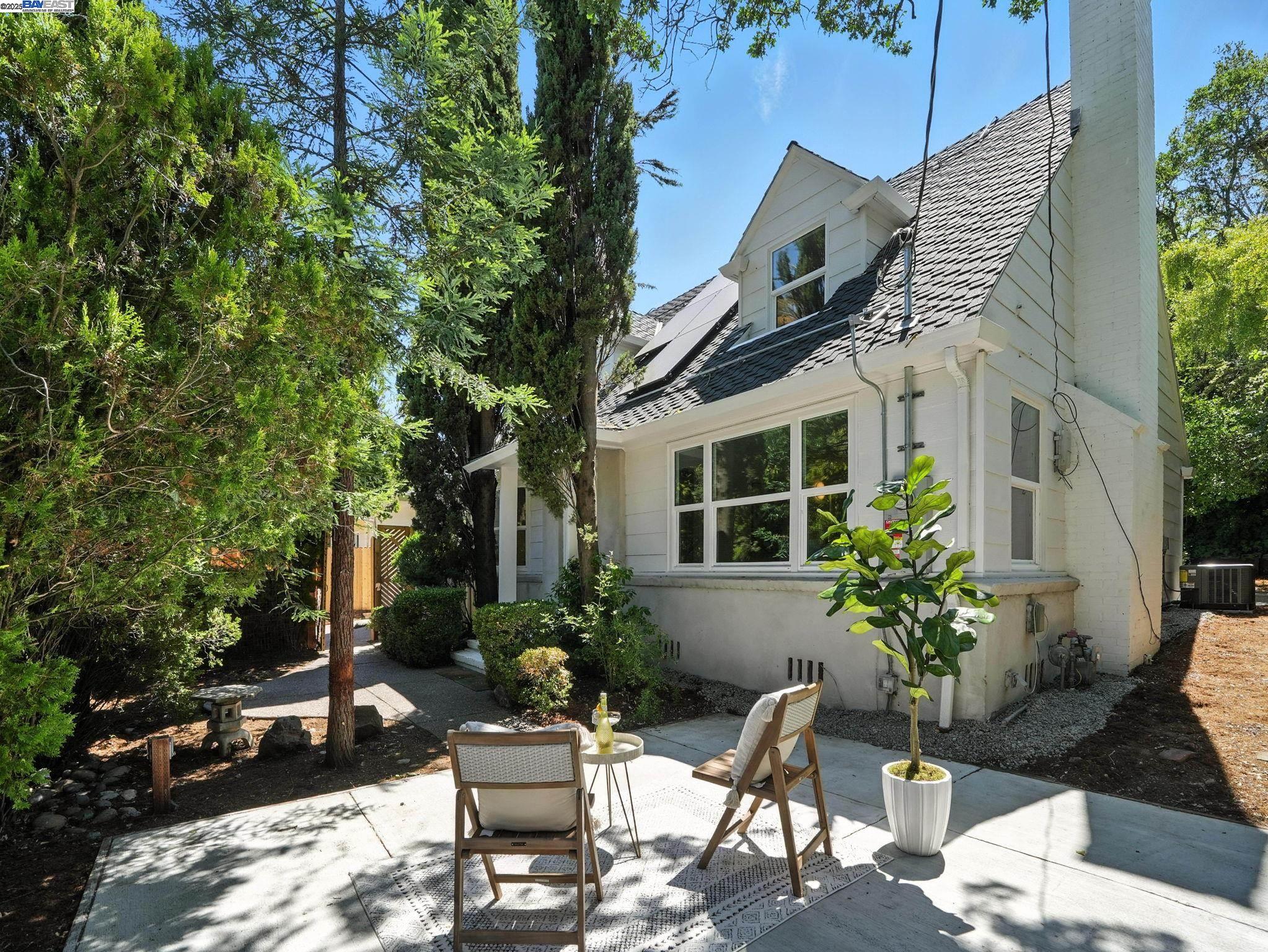 Detail Gallery Image 2 of 36 For 160 Moraga Way, Orinda,  CA 94563 - 3 Beds | 2/1 Baths