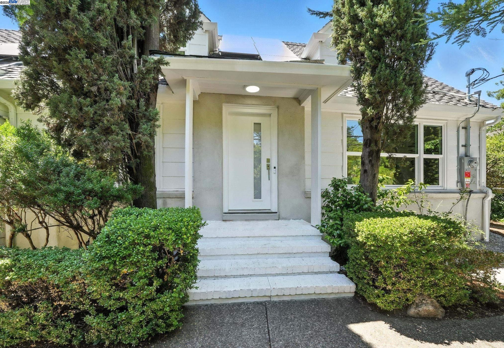 Detail Gallery Image 3 of 36 For 160 Moraga Way, Orinda,  CA 94563 - 3 Beds | 2/1 Baths