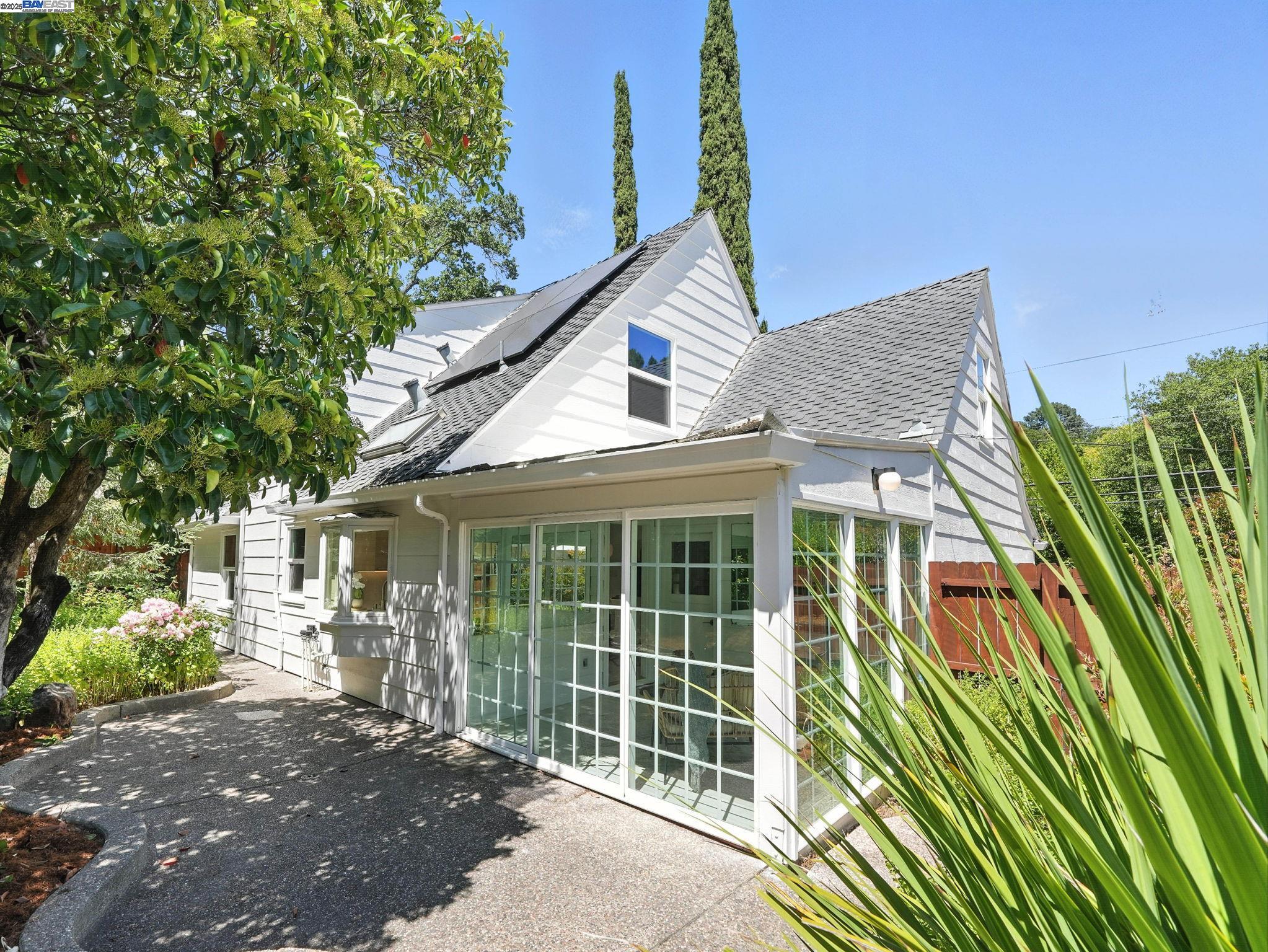 Detail Gallery Image 23 of 36 For 160 Moraga Way, Orinda,  CA 94563 - 3 Beds | 2/1 Baths