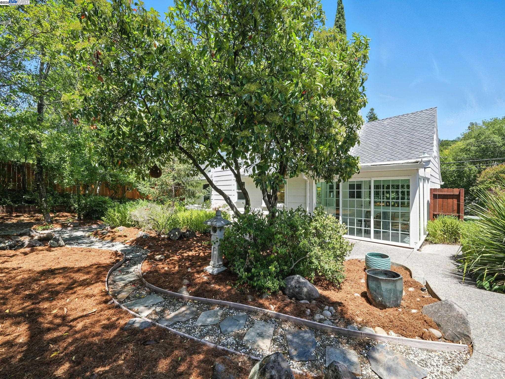 Detail Gallery Image 26 of 36 For 160 Moraga Way, Orinda,  CA 94563 - 3 Beds | 2/1 Baths