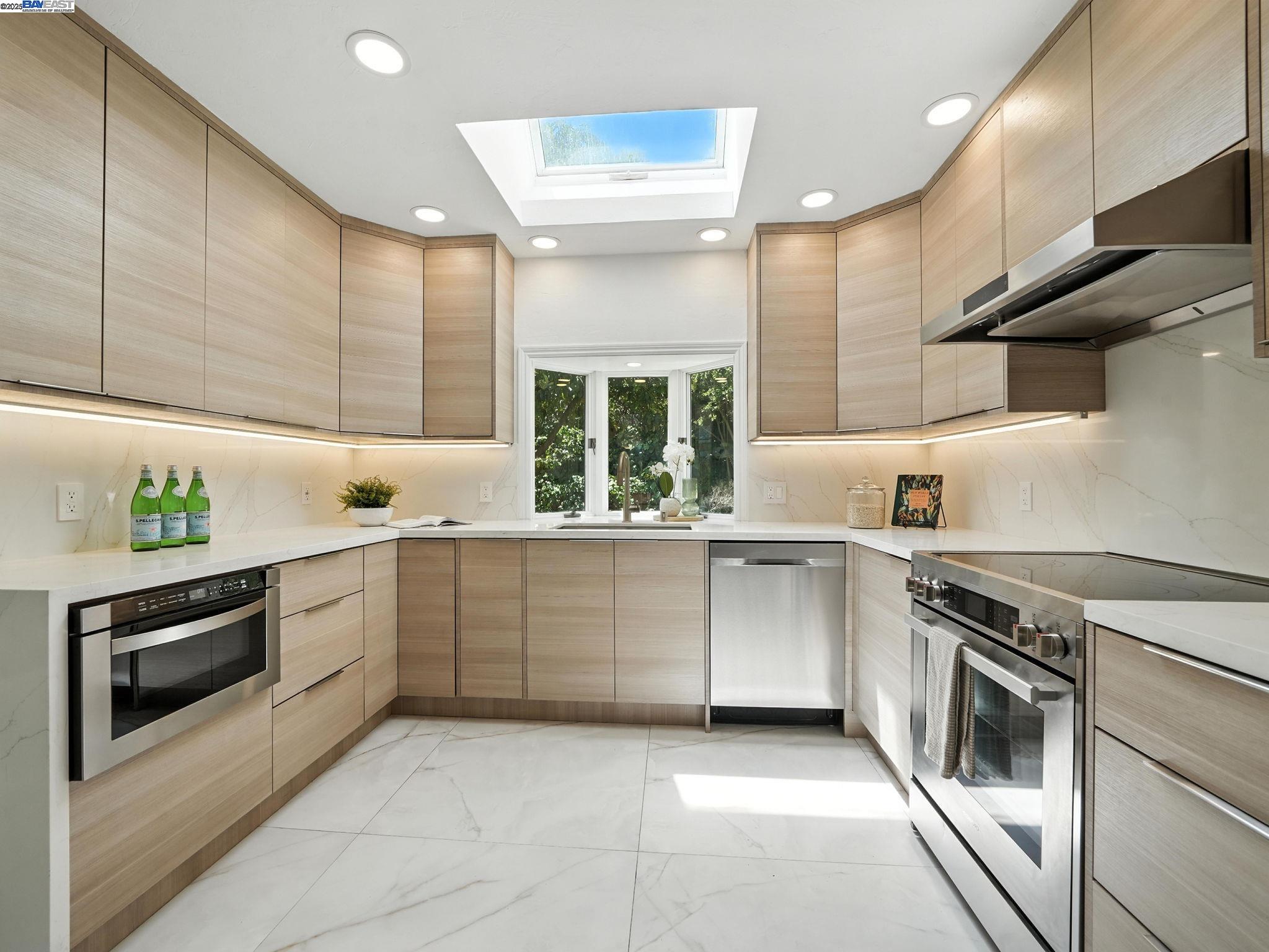 Detail Gallery Image 10 of 36 For 160 Moraga Way, Orinda,  CA 94563 - 3 Beds | 2/1 Baths