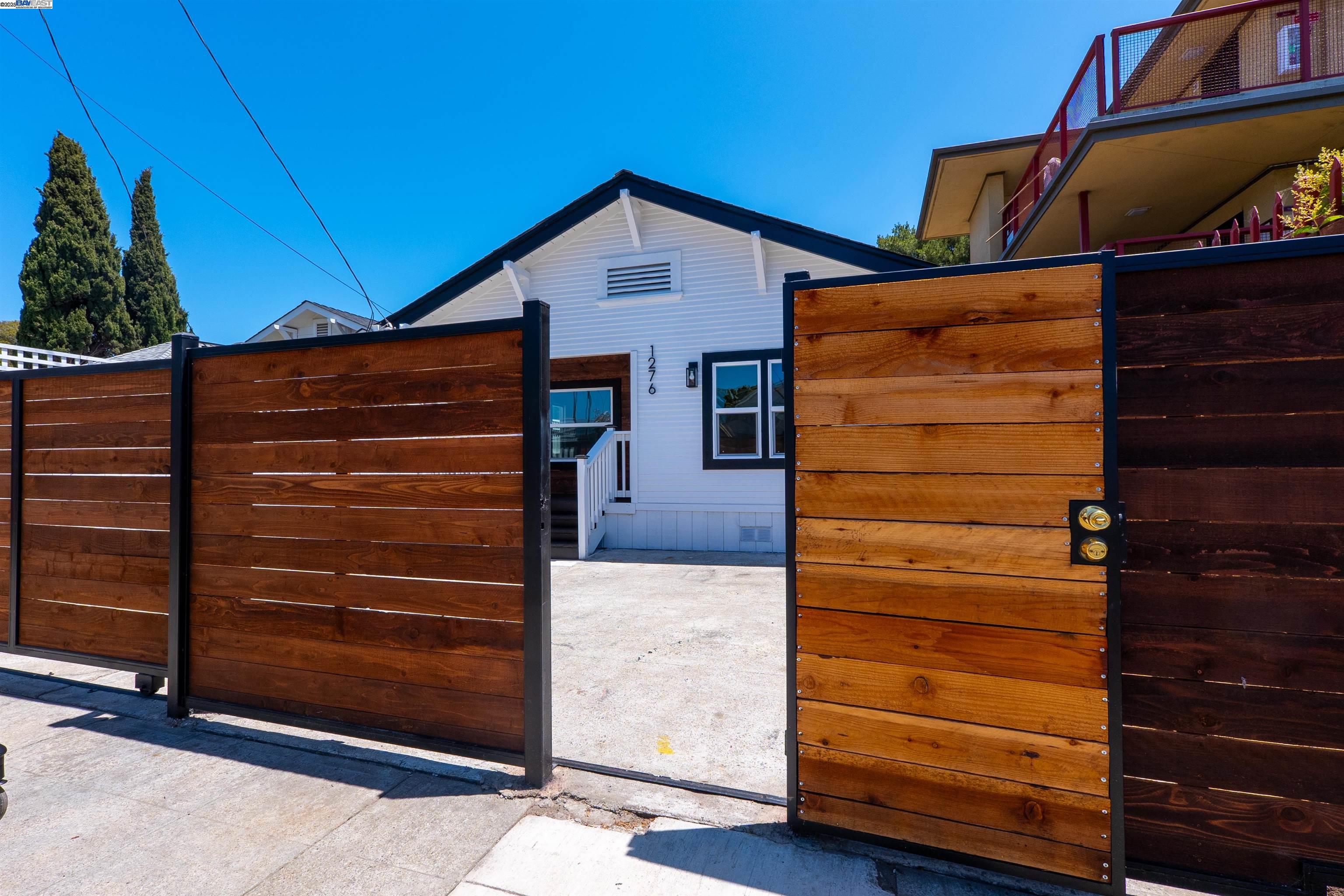 Detail Gallery Image 2 of 50 For 1276 64th Ave, Oakland,  CA 94621 - 2 Beds | 1 Baths