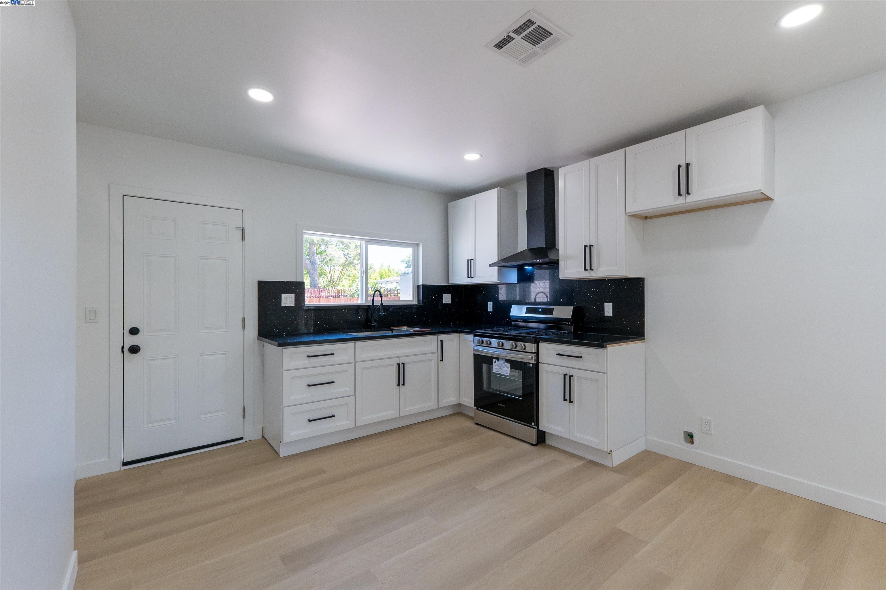 Detail Gallery Image 16 of 50 For 1276 64th Ave, Oakland,  CA 94621 - 2 Beds | 1 Baths