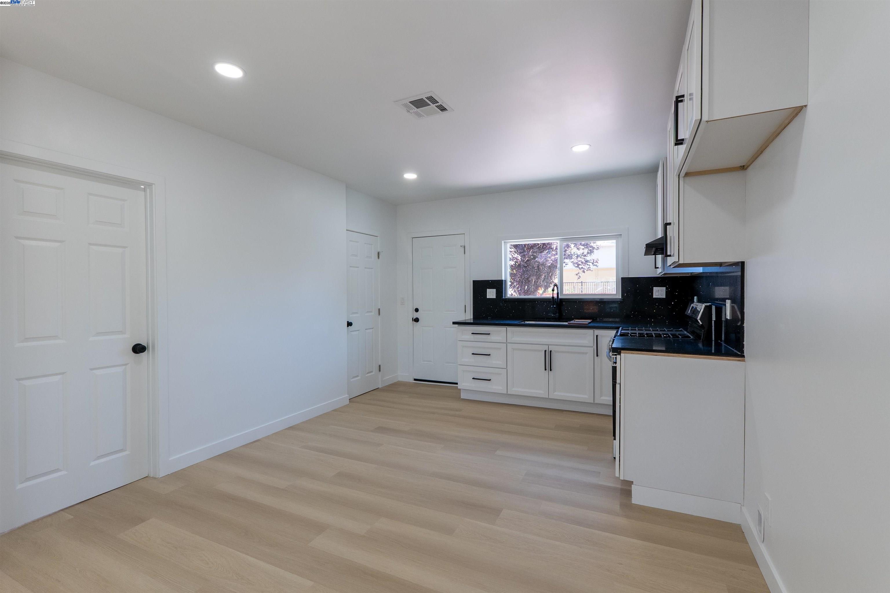 Detail Gallery Image 17 of 50 For 1276 64th Ave, Oakland,  CA 94621 - 2 Beds | 1 Baths