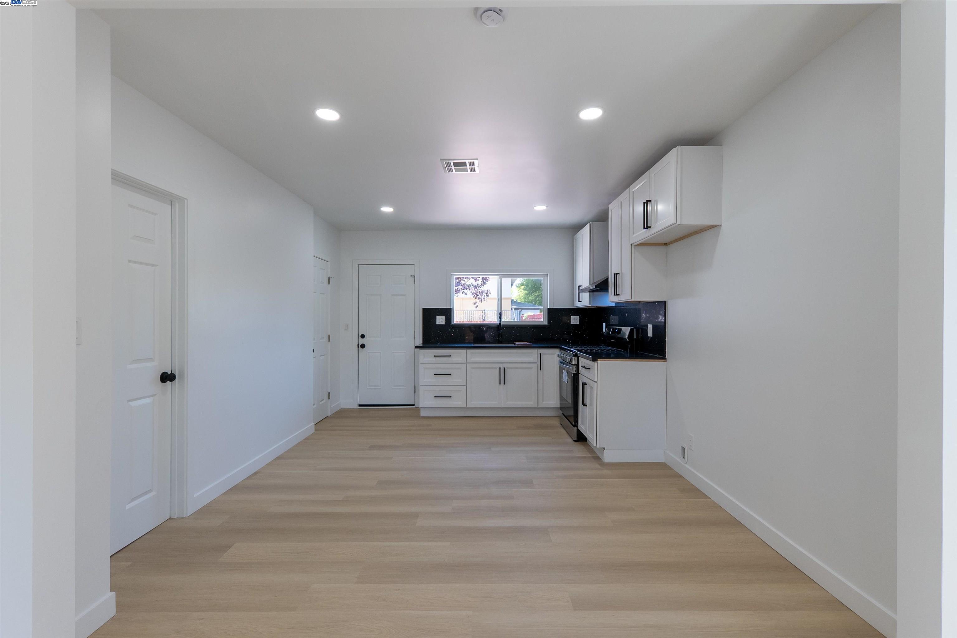 Detail Gallery Image 18 of 50 For 1276 64th Ave, Oakland,  CA 94621 - 2 Beds | 1 Baths