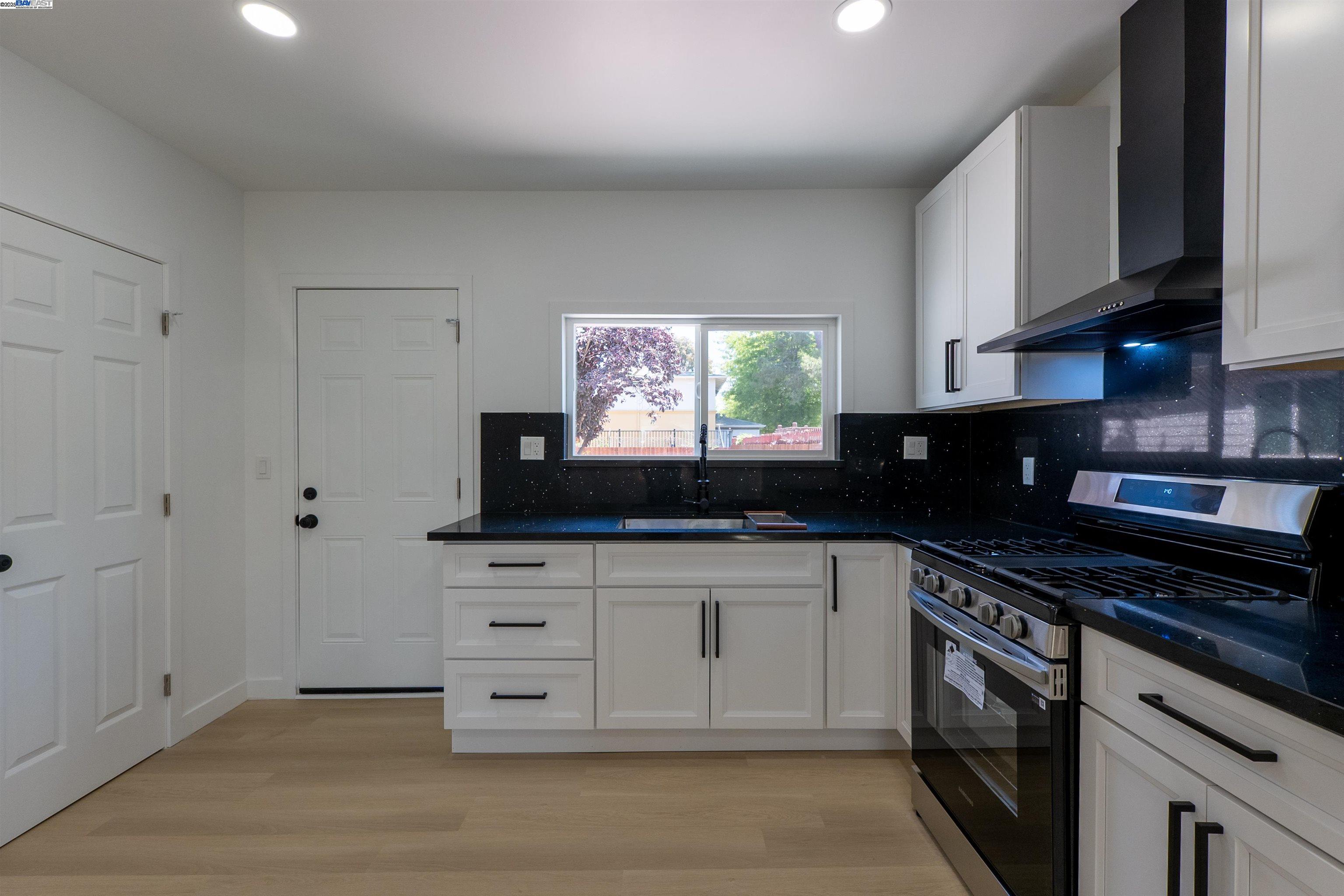 Detail Gallery Image 20 of 50 For 1276 64th Ave, Oakland,  CA 94621 - 2 Beds | 1 Baths