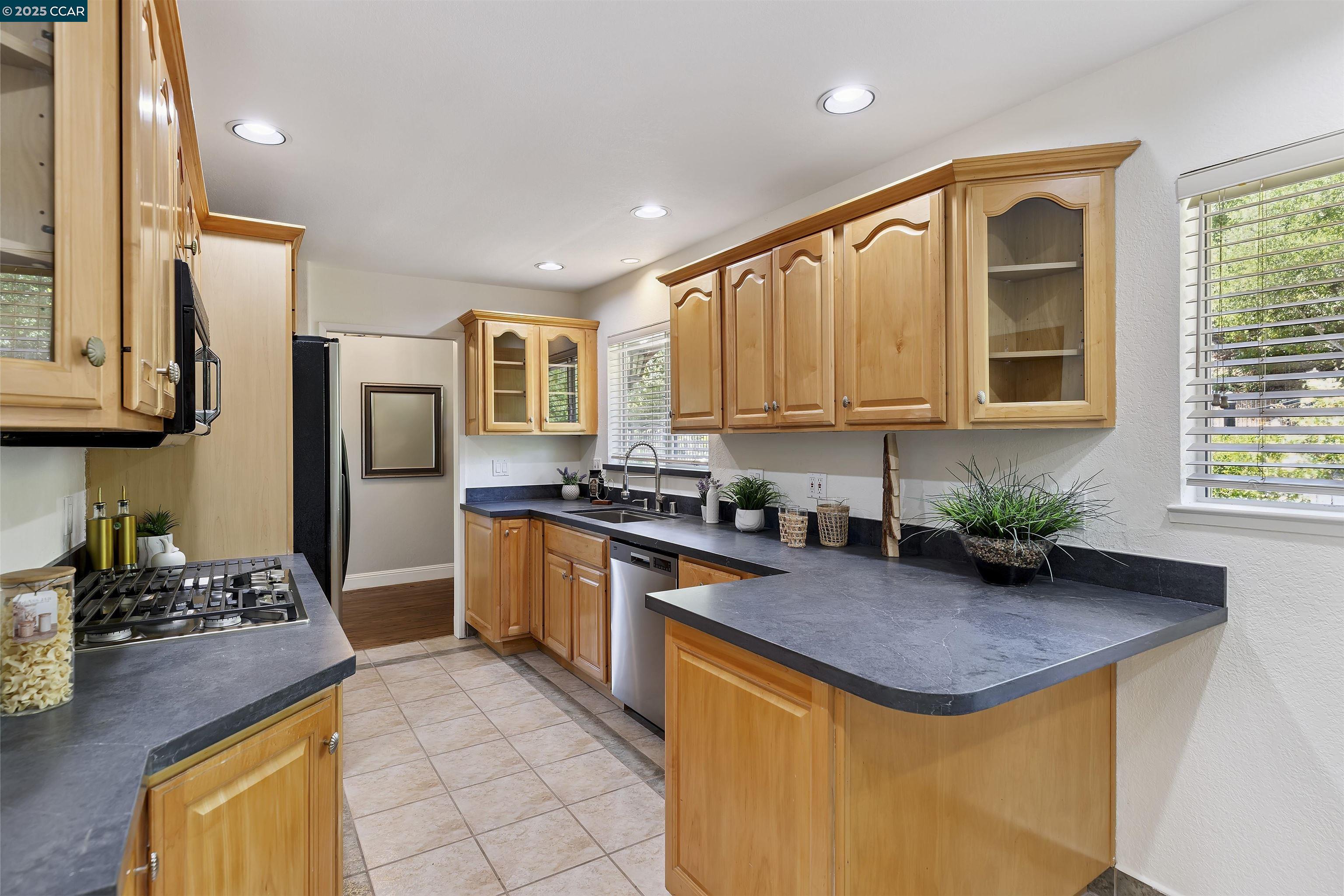 Detail Gallery Image 24 of 59 For 38 Saint Stephens Dr, Orinda,  CA 94563 - 5 Beds | 3/1 Baths