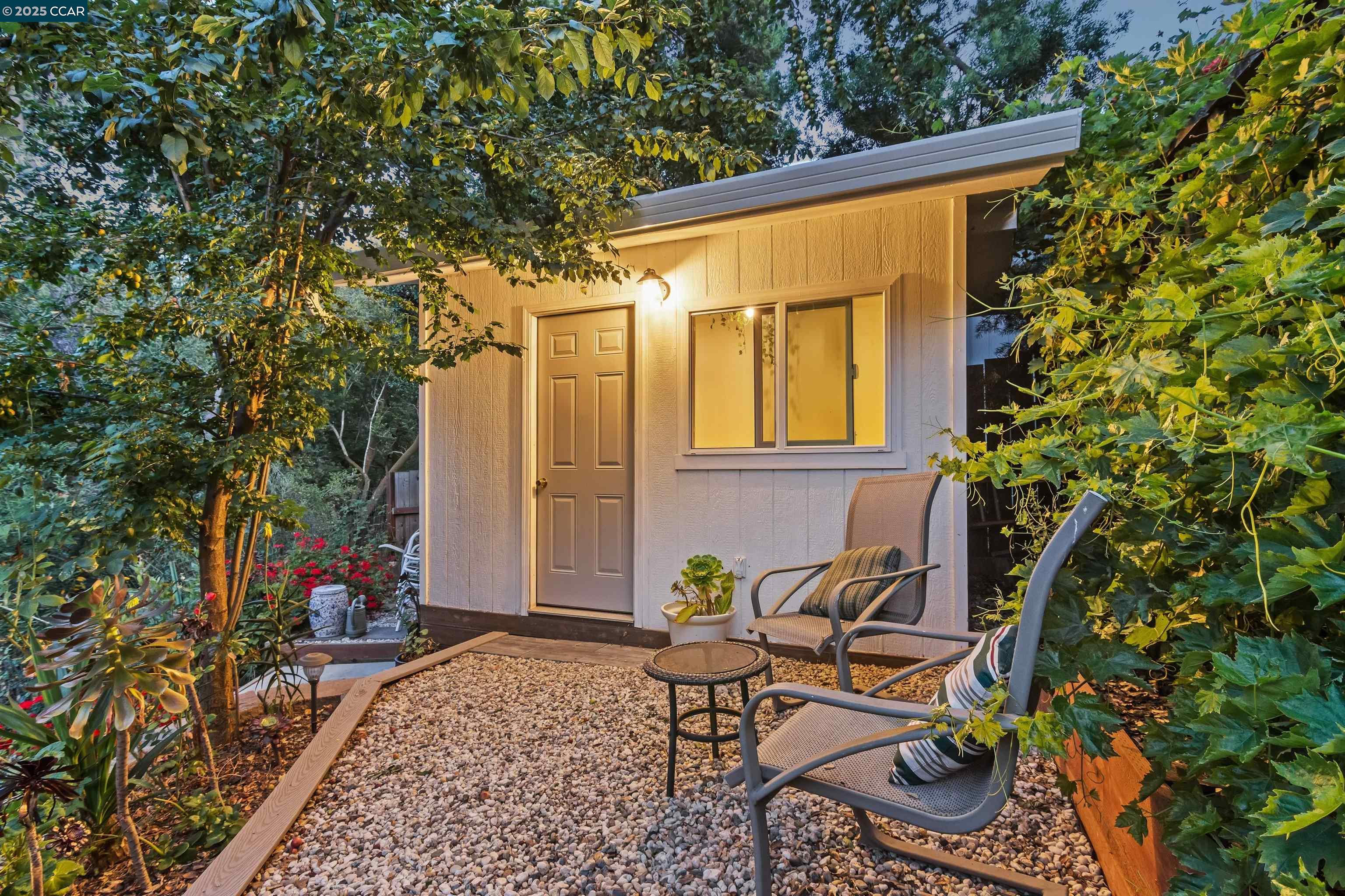 Detail Gallery Image 8 of 59 For 38 Saint Stephens Dr, Orinda,  CA 94563 - 5 Beds | 3/1 Baths