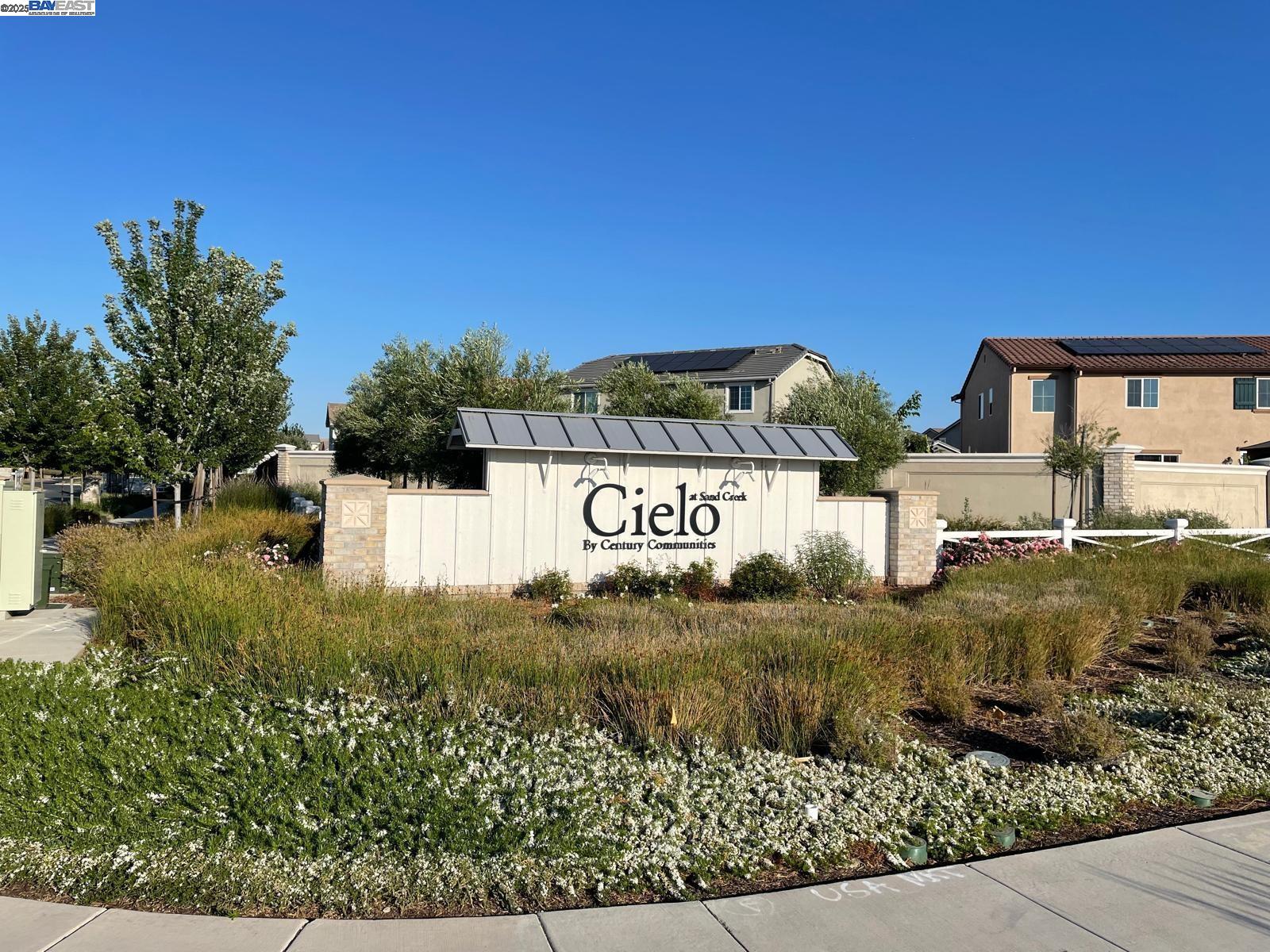 Detail Gallery Image 2 of 3 For 5611 Trinity Lakes Ln, Antioch,  CA 94531 - 5 Beds | 3 Baths