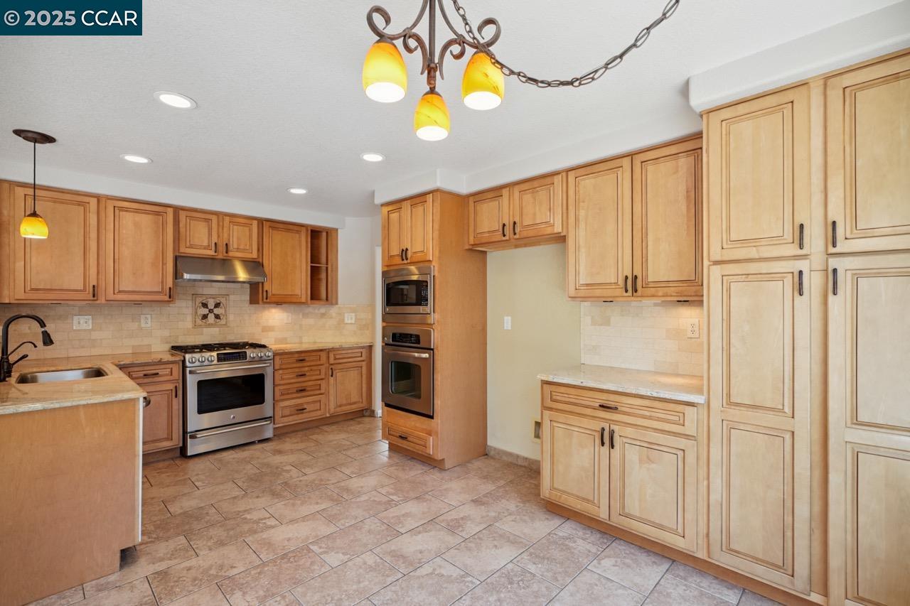 Detail Gallery Image 12 of 49 For 3907 Folsom Dr, Antioch,  CA 94531 - 4 Beds | 2/1 Baths