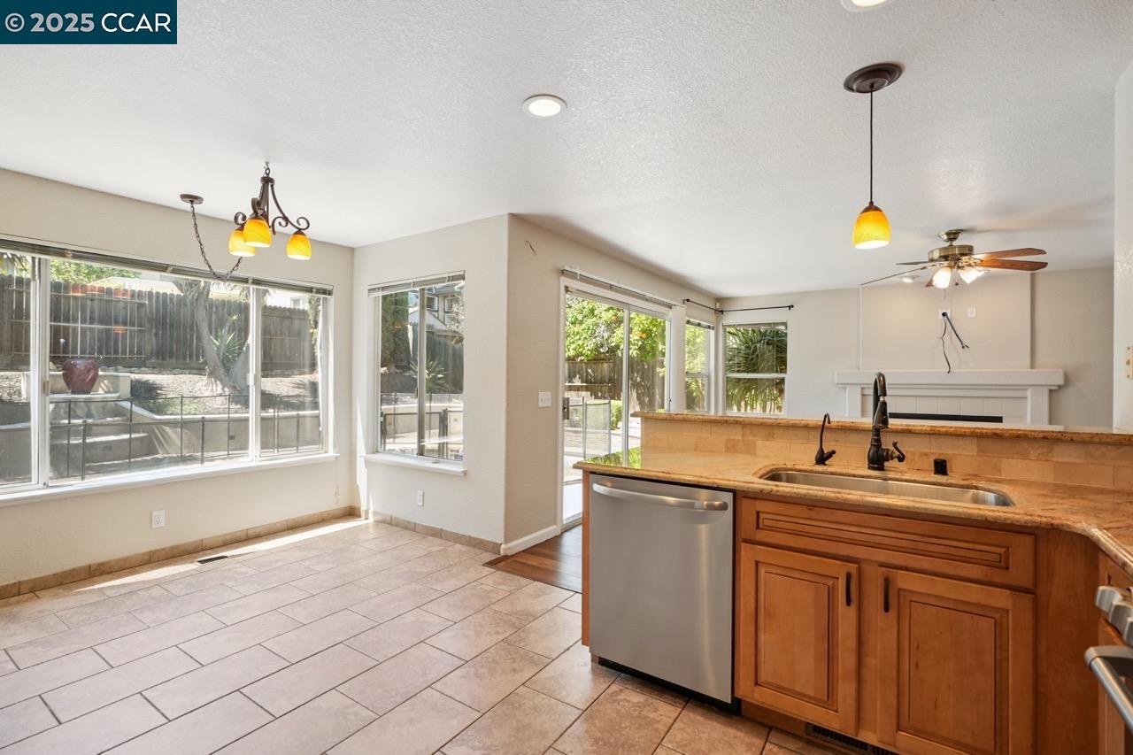 Detail Gallery Image 13 of 49 For 3907 Folsom Dr, Antioch,  CA 94531 - 4 Beds | 2/1 Baths