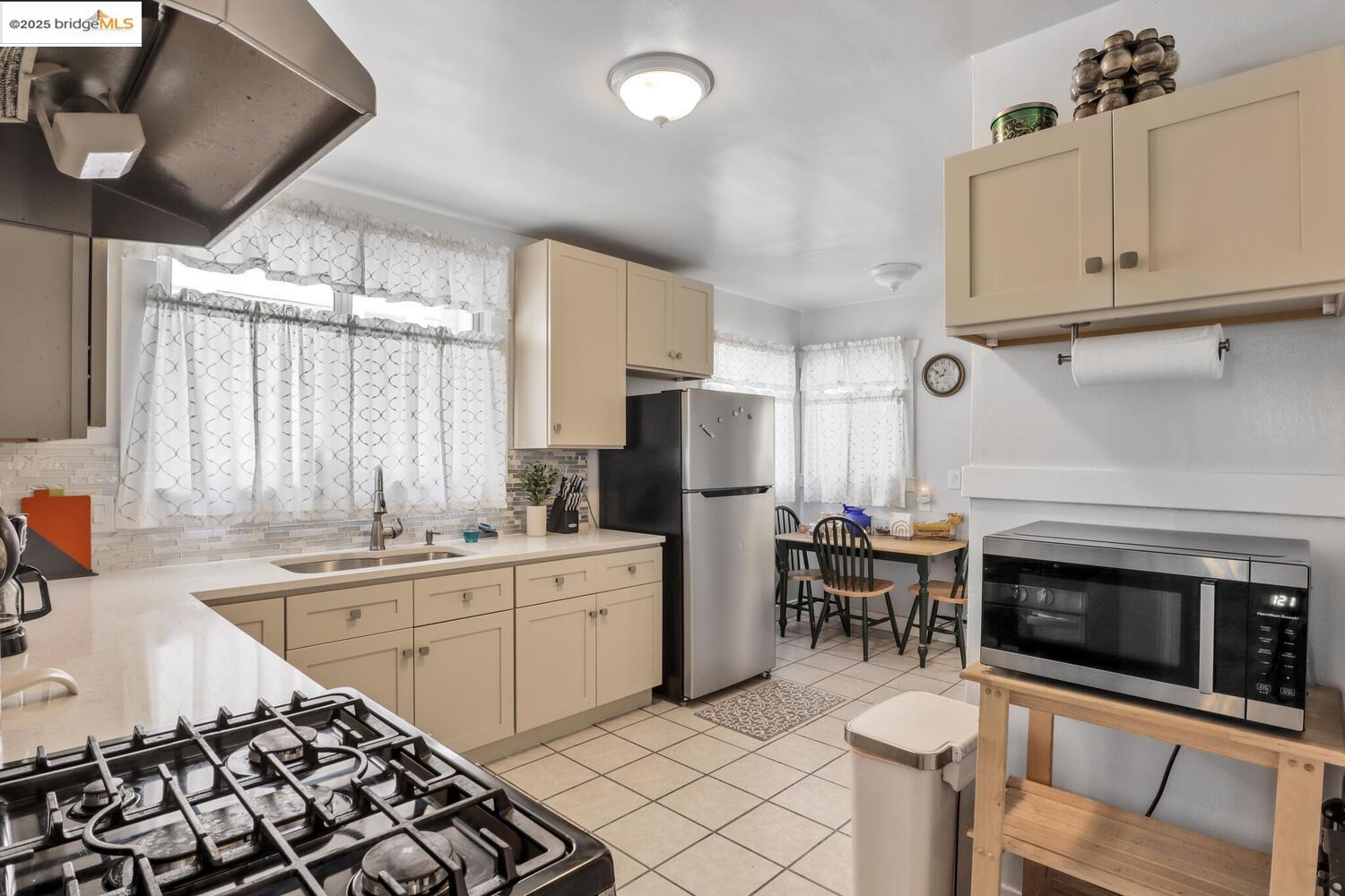 Detail Gallery Image 13 of 31 For 5448 Trask St, Oakland,  CA 94601 - 2 Beds | 1 Baths