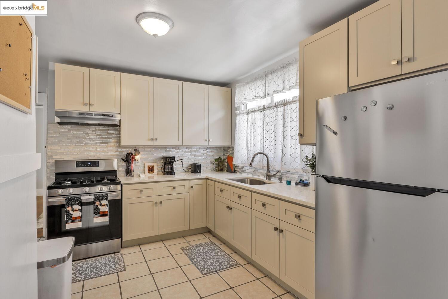 Detail Gallery Image 14 of 31 For 5448 Trask St, Oakland,  CA 94601 - 2 Beds | 1 Baths