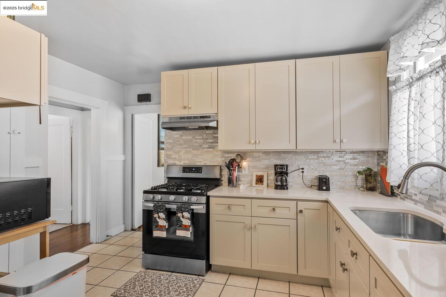 Detail Gallery Image 15 of 31 For 5448 Trask St, Oakland,  CA 94601 - 2 Beds | 1 Baths