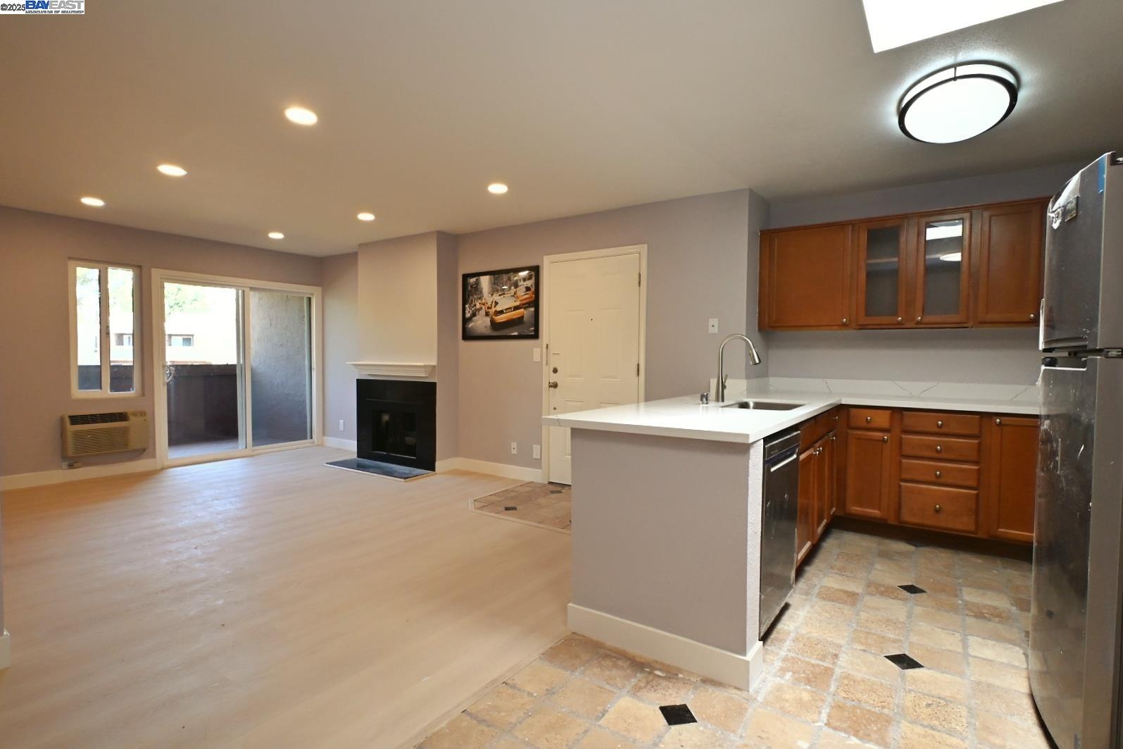 Detail Gallery Image 7 of 33 For 420 Dempst Rd. #220,  Milpitas,  CA 95035 - 3 Beds | 2 Baths