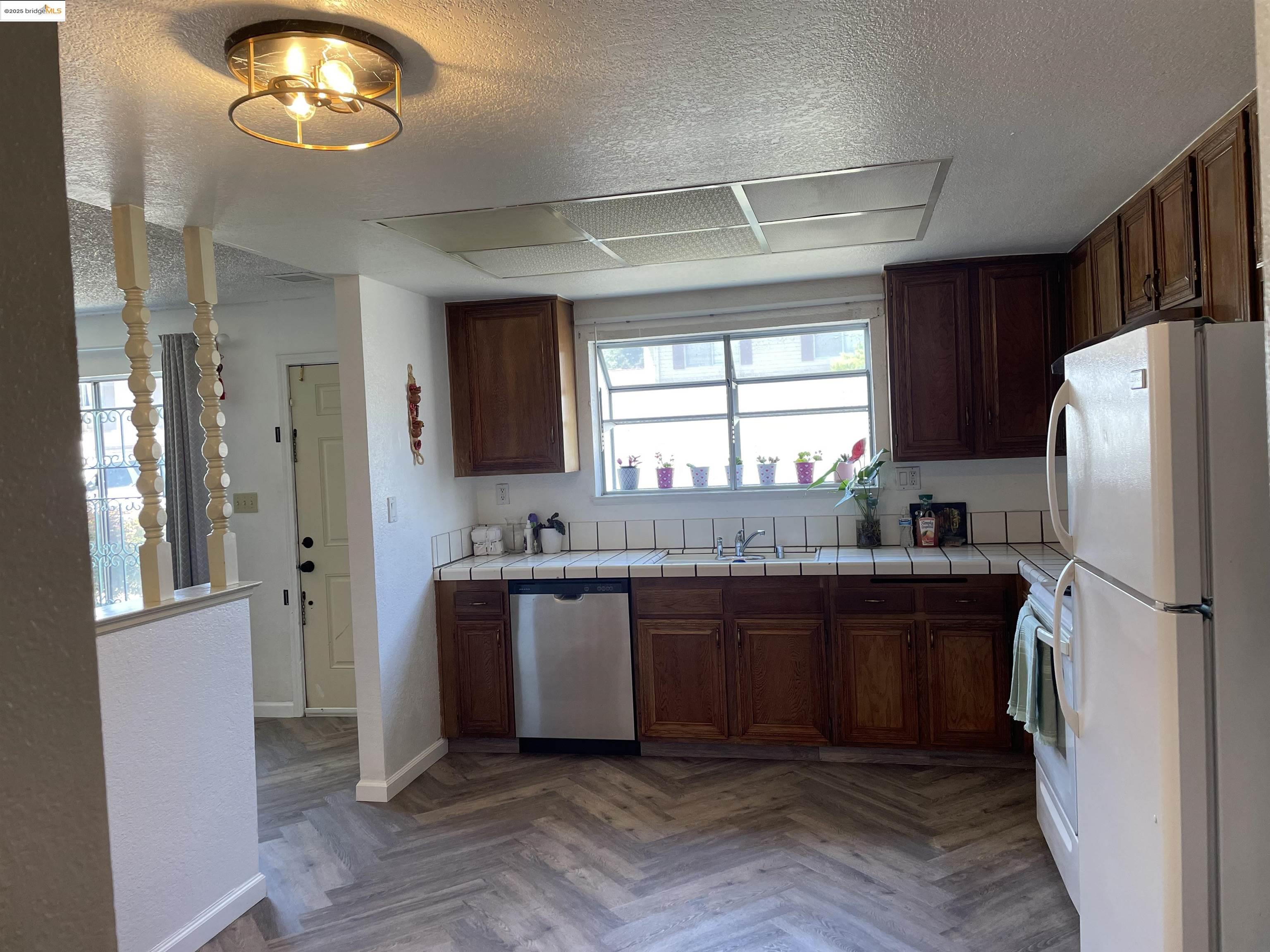 Photo #6: 41103506 Listing 