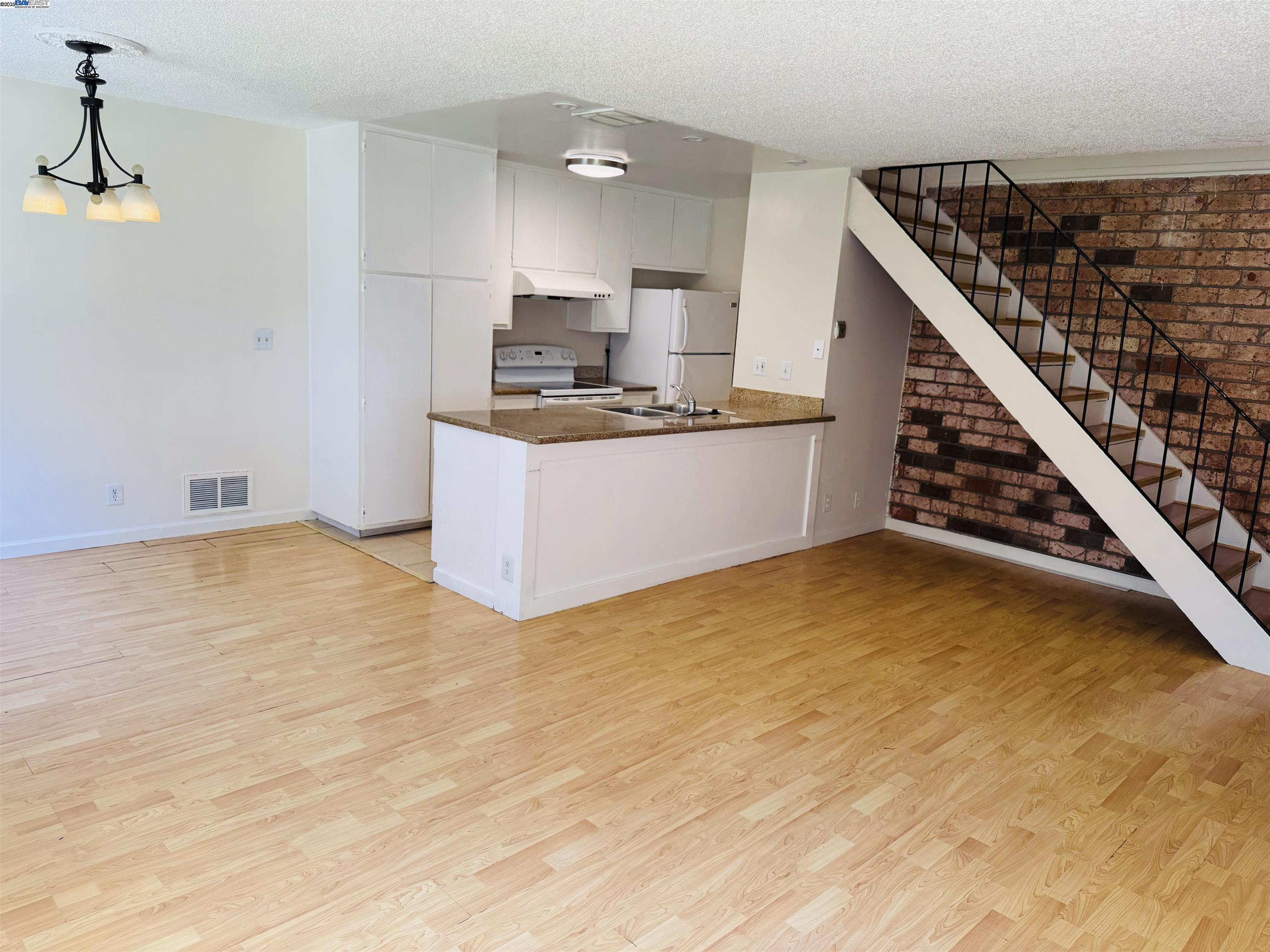 Photo #3: 41103510 Listing 