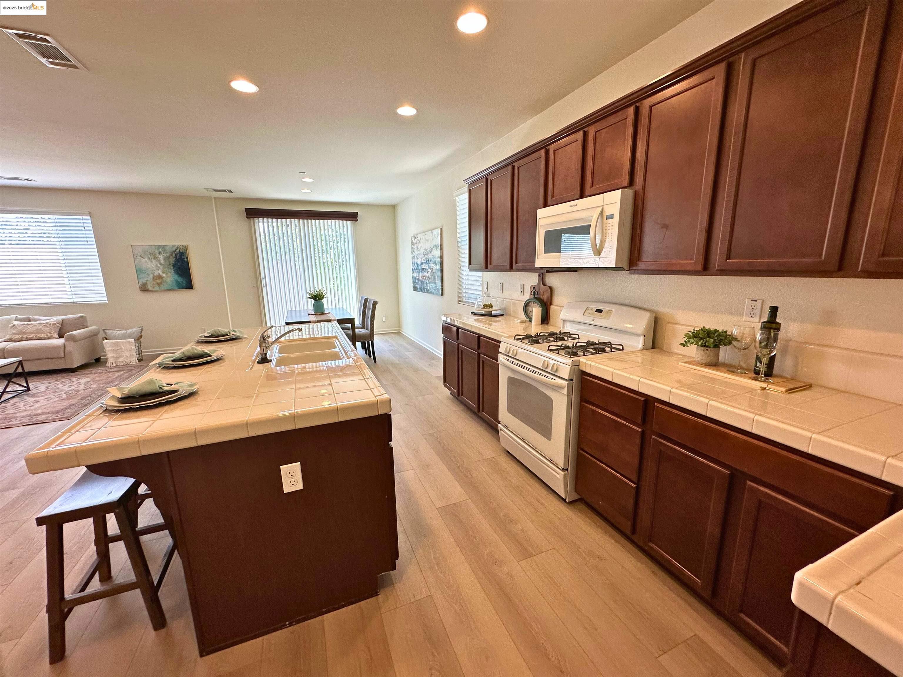 Detail Gallery Image 14 of 39 For 148 W Del Prado Ct, Mountain House,  CA 95391 - 4 Beds | 3 Baths