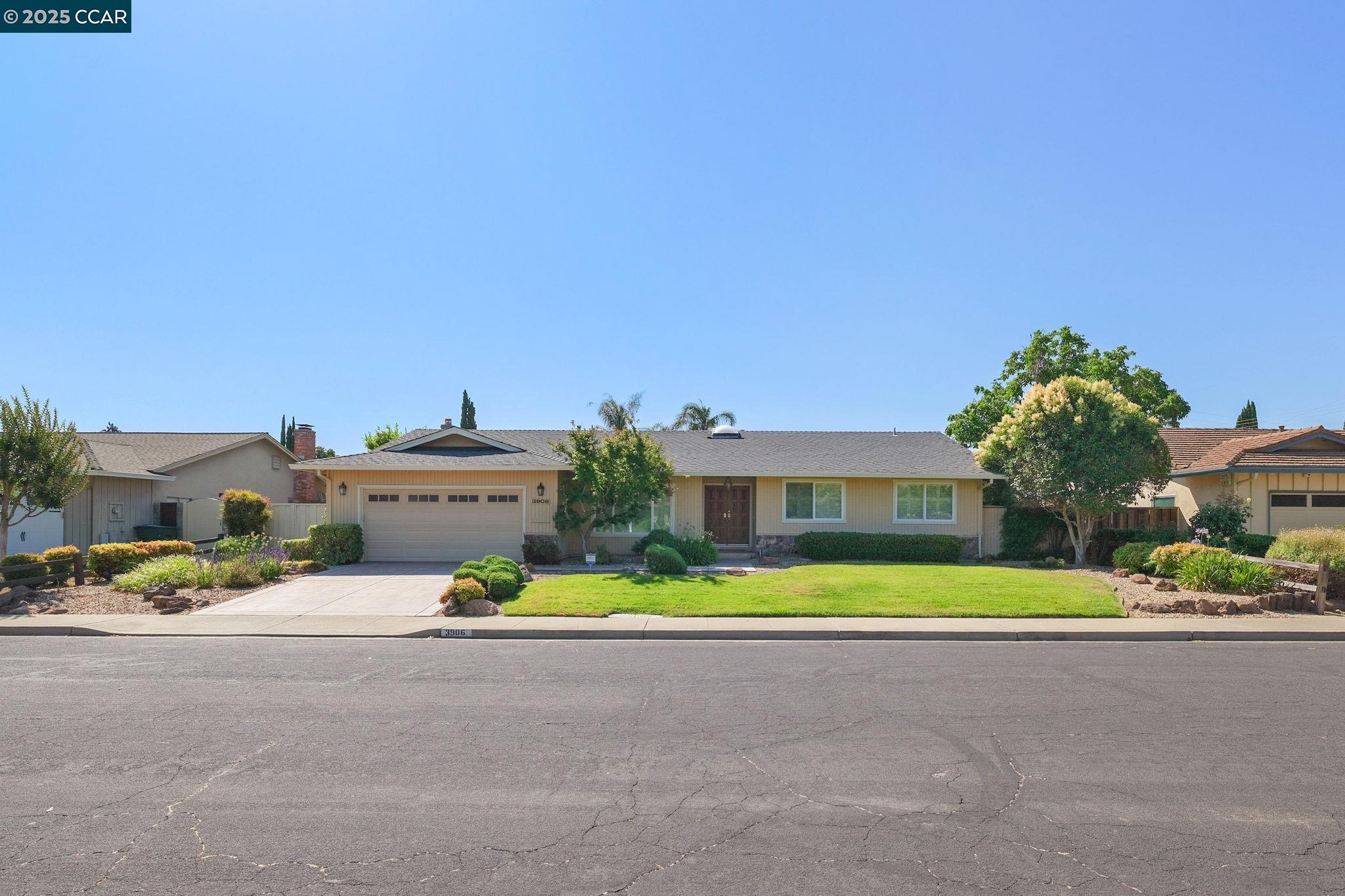 Detail Gallery Image 3 of 29 For 3906 Boatwright Dr, Concord,  CA 94519 - 3 Beds | 2 Baths