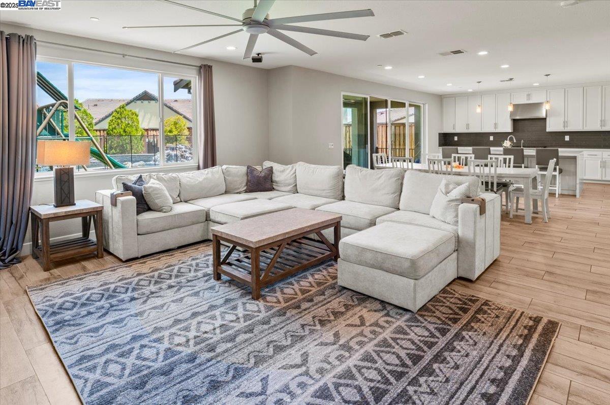 Detail Gallery Image 7 of 60 For 6832 Spanner Ct, Tracy,  CA 95377 - 5 Beds | 3/1 Baths