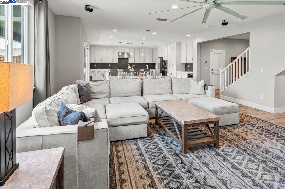 Detail Gallery Image 8 of 60 For 6832 Spanner Ct, Tracy,  CA 95377 - 5 Beds | 3/1 Baths