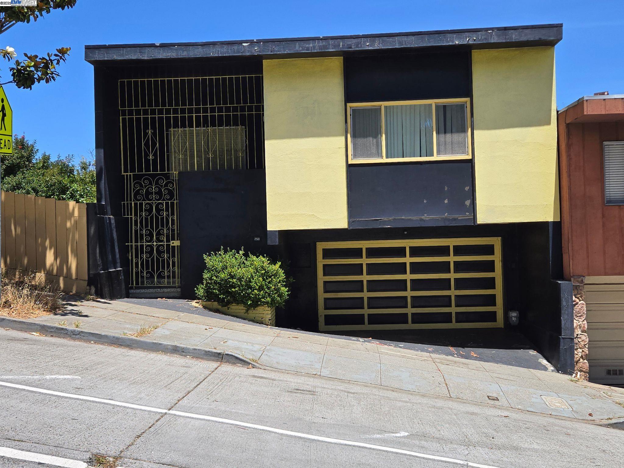 Detail Gallery Image 2 of 11 For 250 Mansell Street, San Francisco,  CA 94134 - 3 Beds | 2 Baths