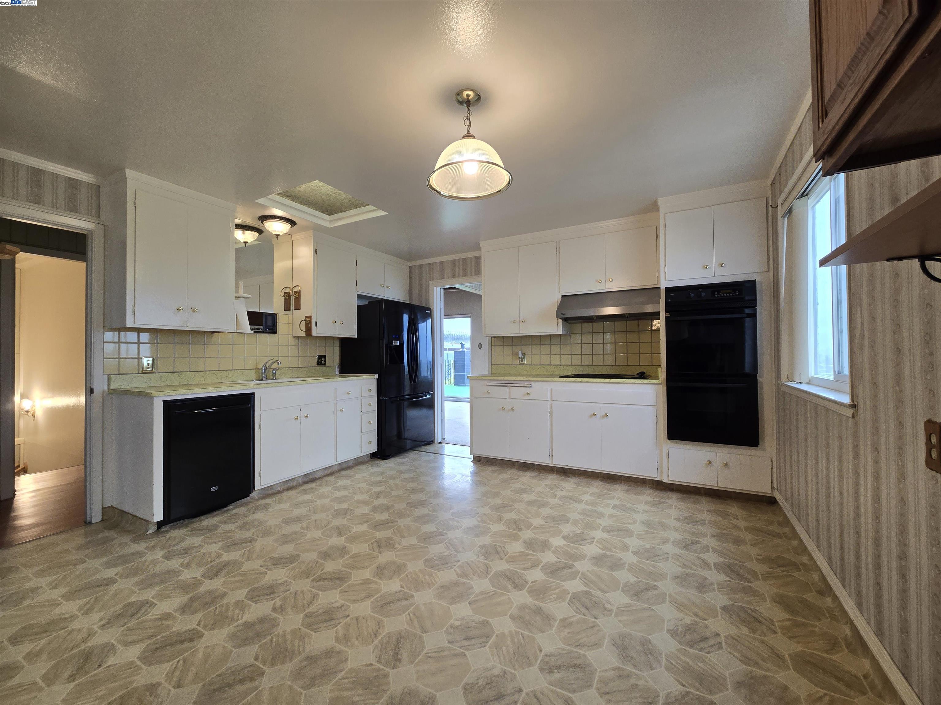 Detail Gallery Image 3 of 11 For 250 Mansell Street, San Francisco,  CA 94134 - 3 Beds | 2 Baths