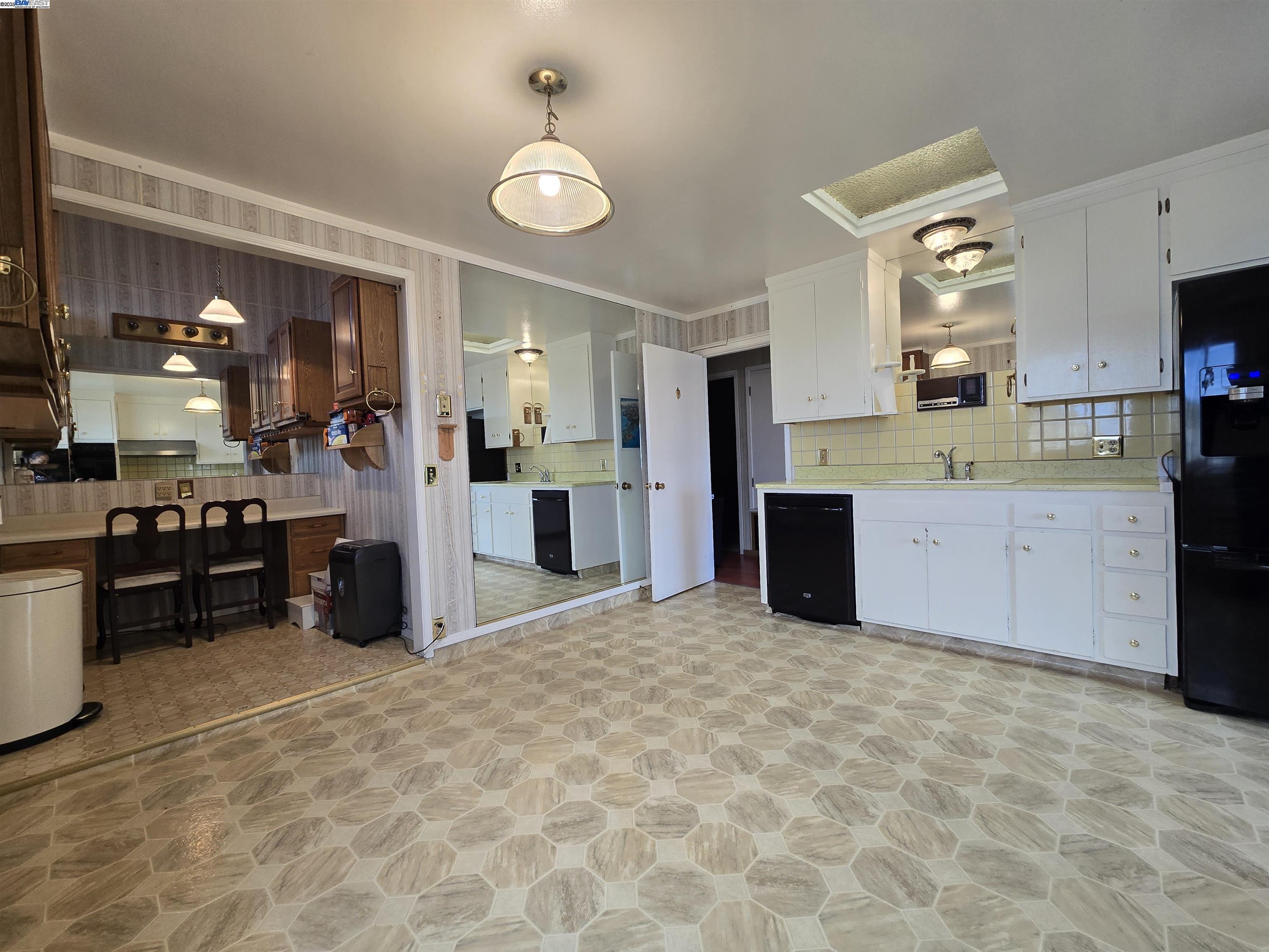 Detail Gallery Image 4 of 11 For 250 Mansell Street, San Francisco,  CA 94134 - 3 Beds | 2 Baths