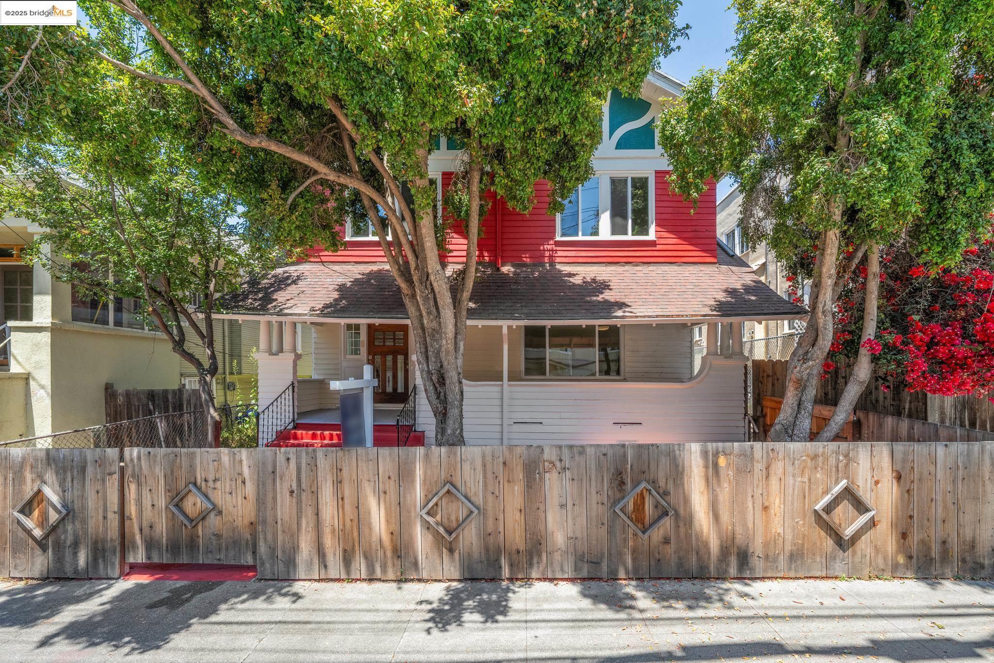 Detail Gallery Image 2 of 18 For 604 56th Street, Oakland,  CA 94609 - 4 Beds | 1/1 Baths